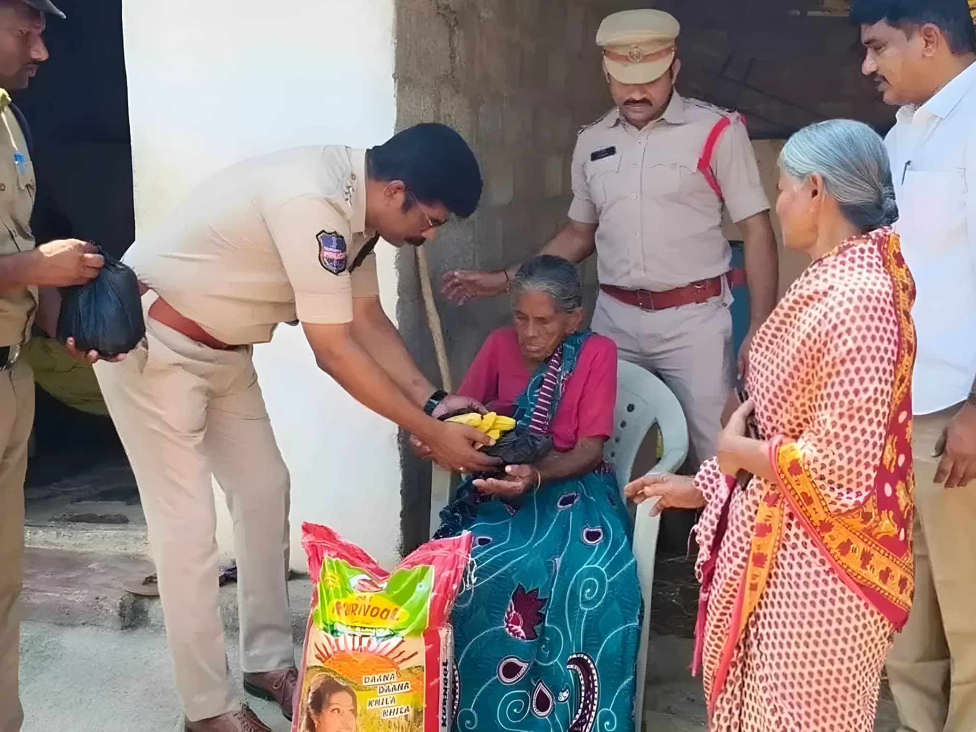 తల్లిని గెంటేసిన కొడుకులు.. అండగా నిలిచిన DSP