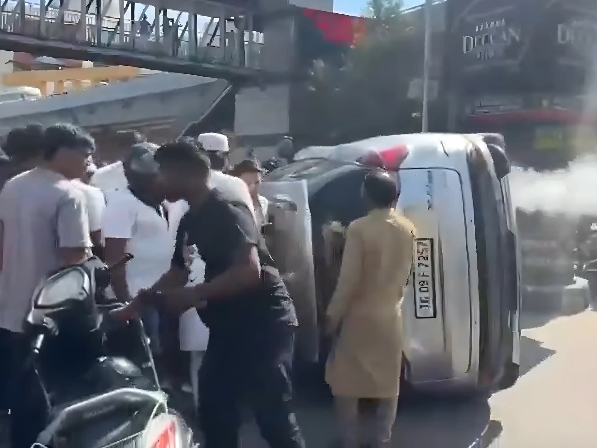 బోల్తా పడిన XUV 700 కారు.. మహిళకు గాయాలు