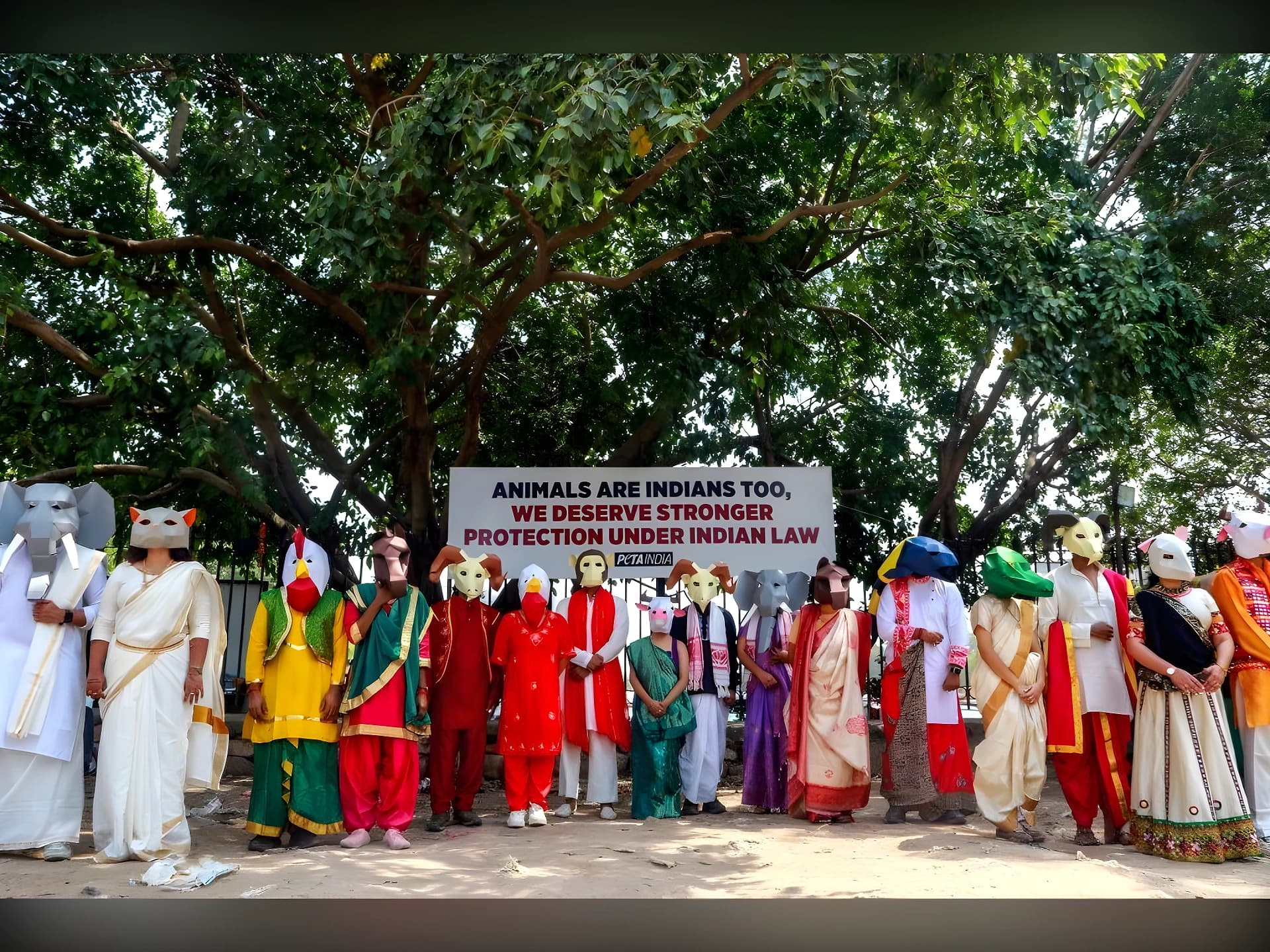 జంతువుల మాస్క్లతో PETA కార్యకర్తల నిరసన