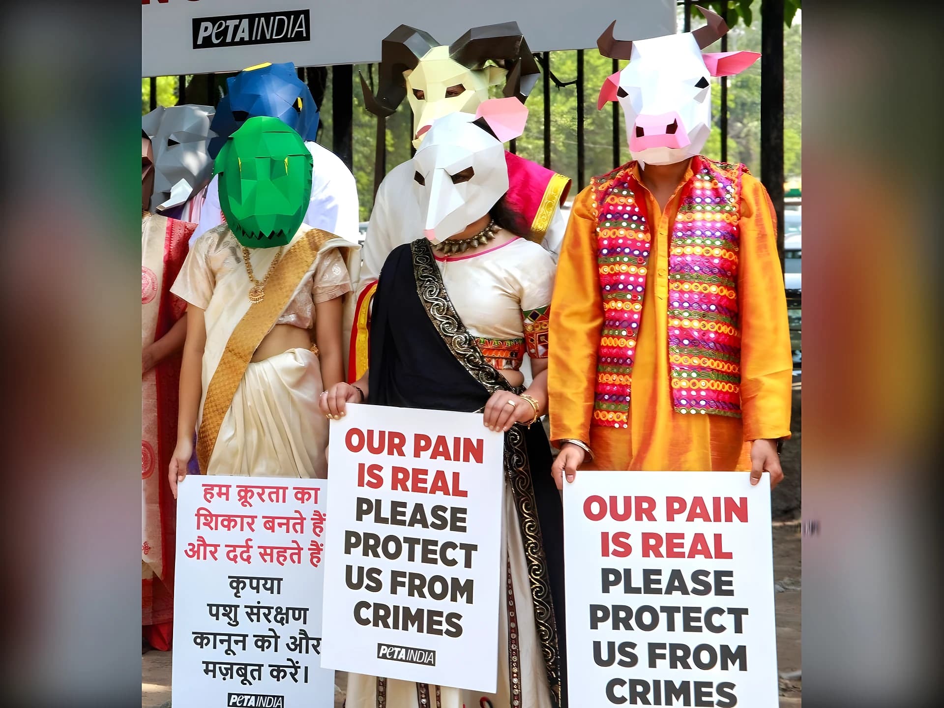 జంతువుల మాస్క్లతో PETA కార్యకర్తల నిరసన