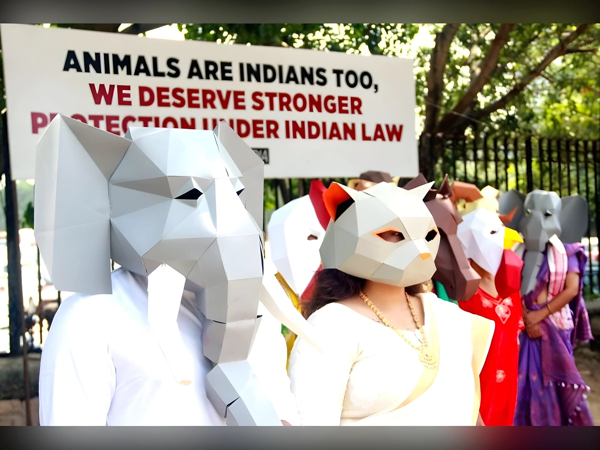 జంతువుల మాస్క్లతో PETA కార్యకర్తల నిరసన