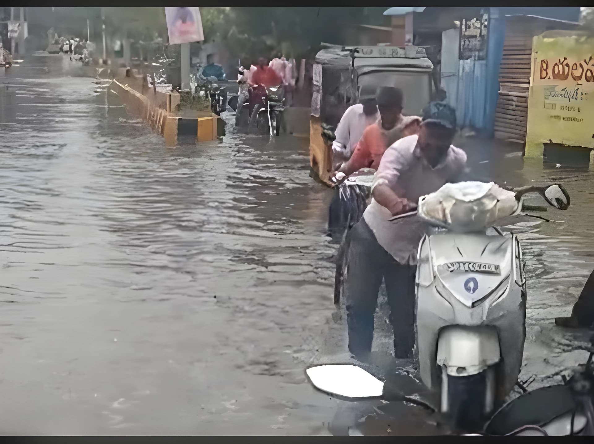 వర్షంతో కూల్ వైబ్స్.. కానీ ఫుల్ ట్రాఫిక్