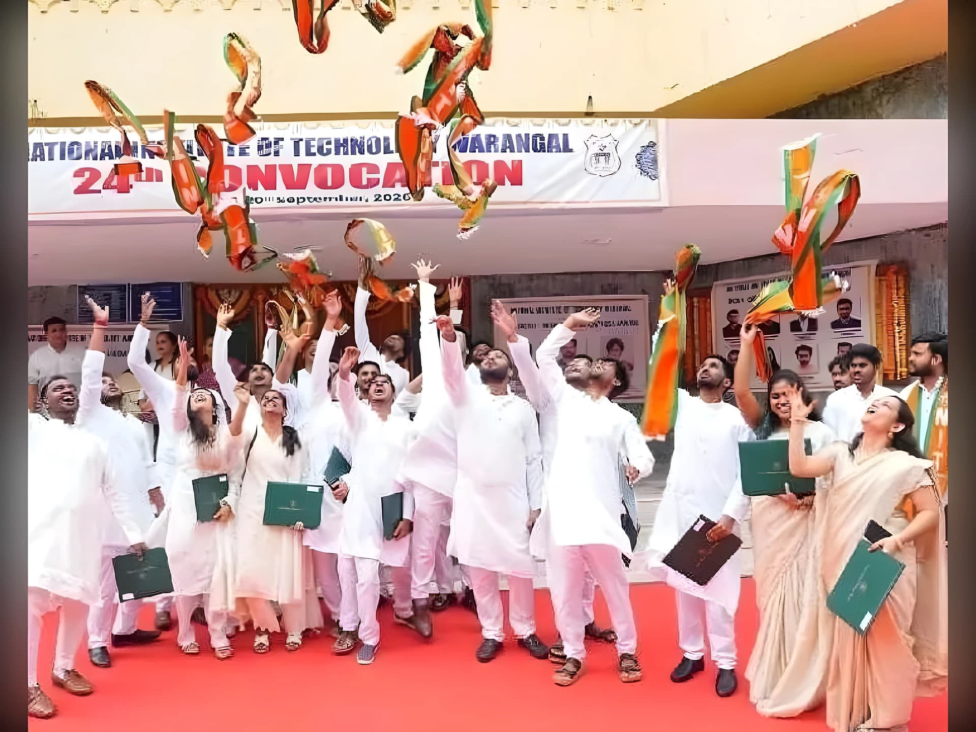 నిట్ వరంగల్లో విద్యార్థులకు గోల్డ్ మెడల్స్