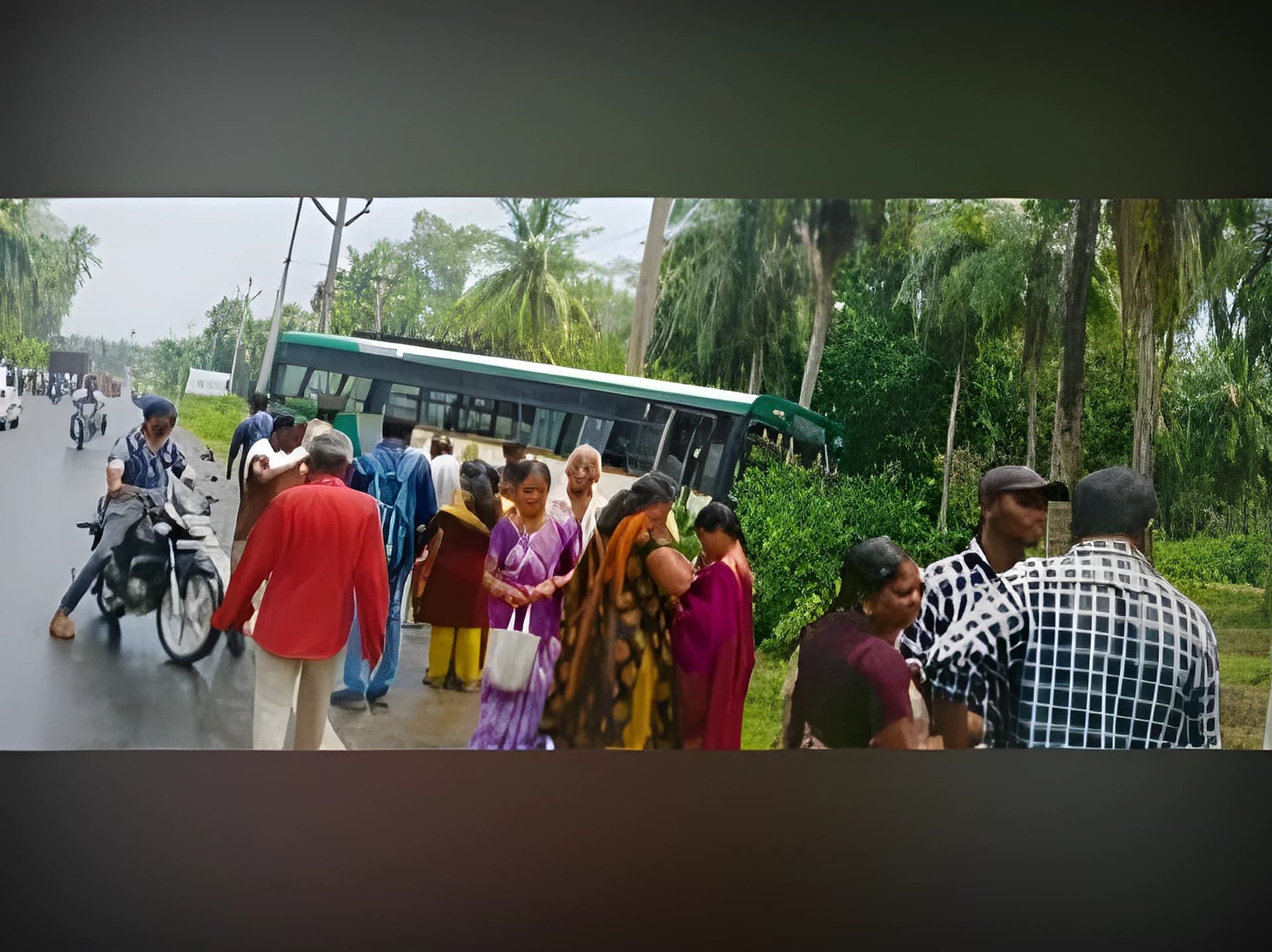 హైవేపై క్షణాల్లో తప్పిన ప్రమాదం