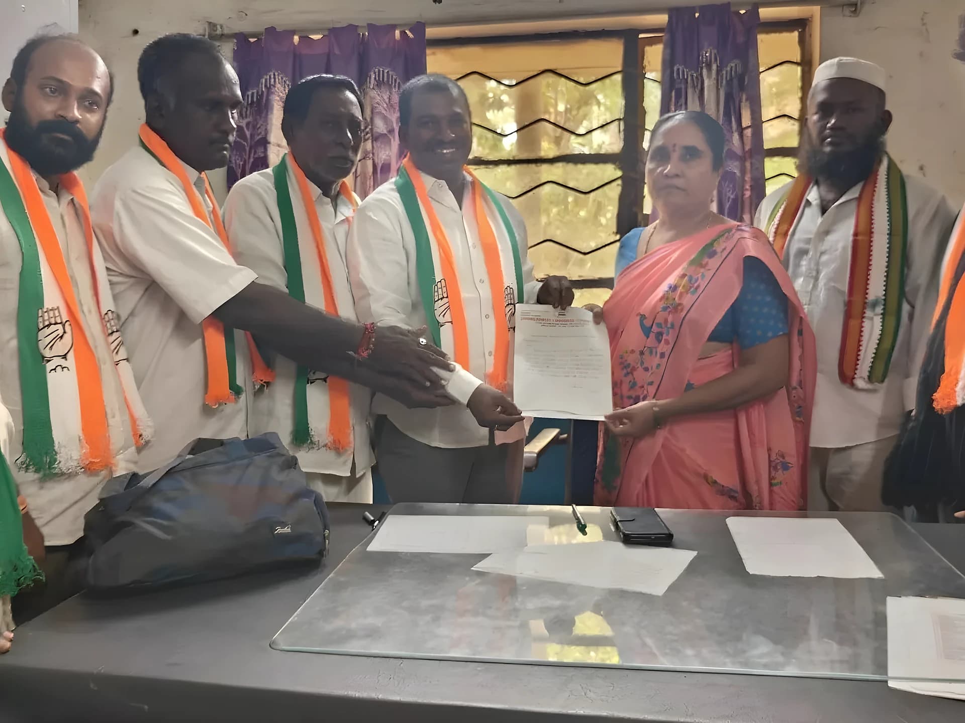 ప్రయాణికుల ఇబ్బందులు తీర్చాలని ఆర్టీసీ డీఎంకు వినతి
