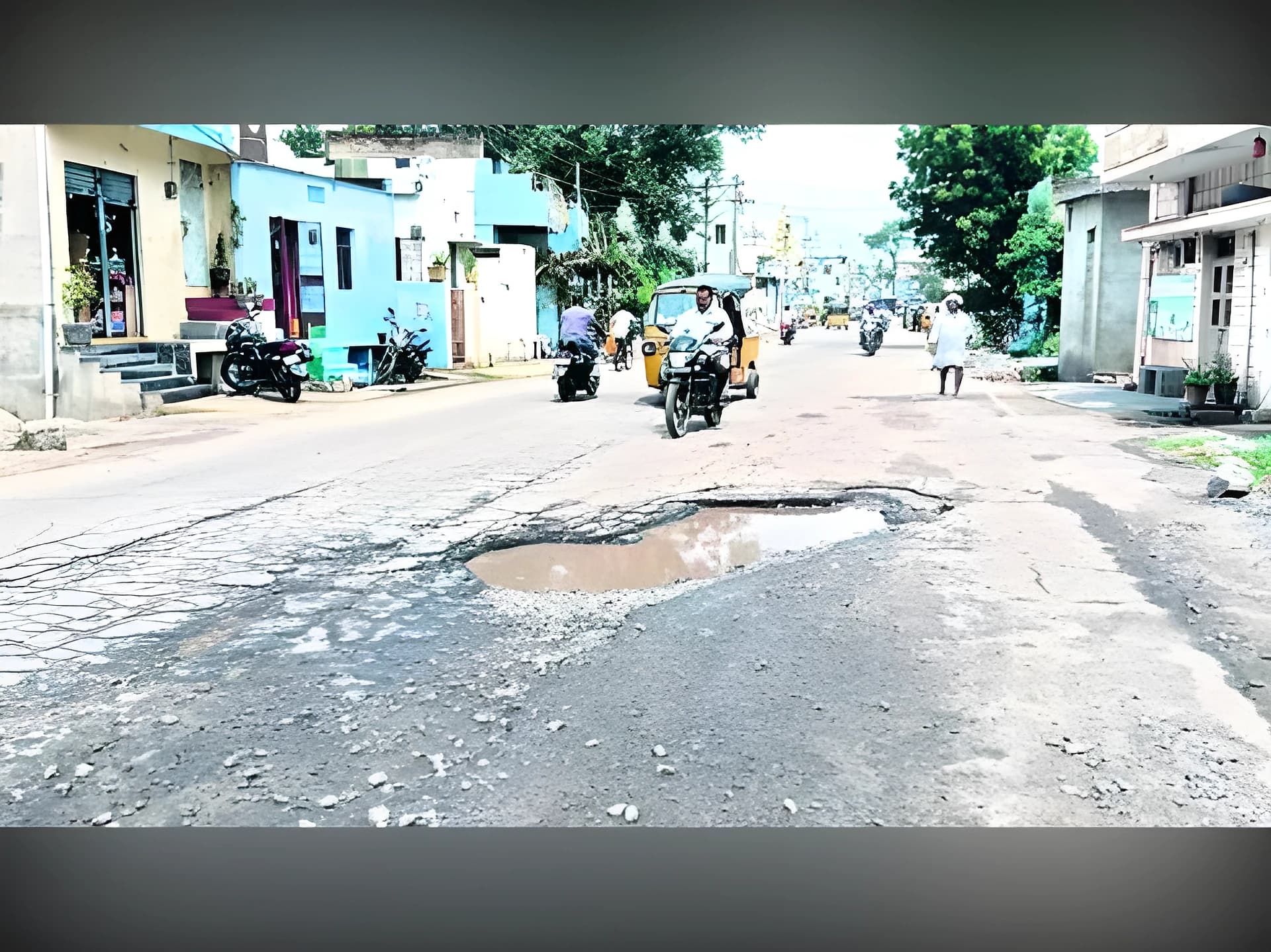 రహదారిపై భారీ గుంతలు