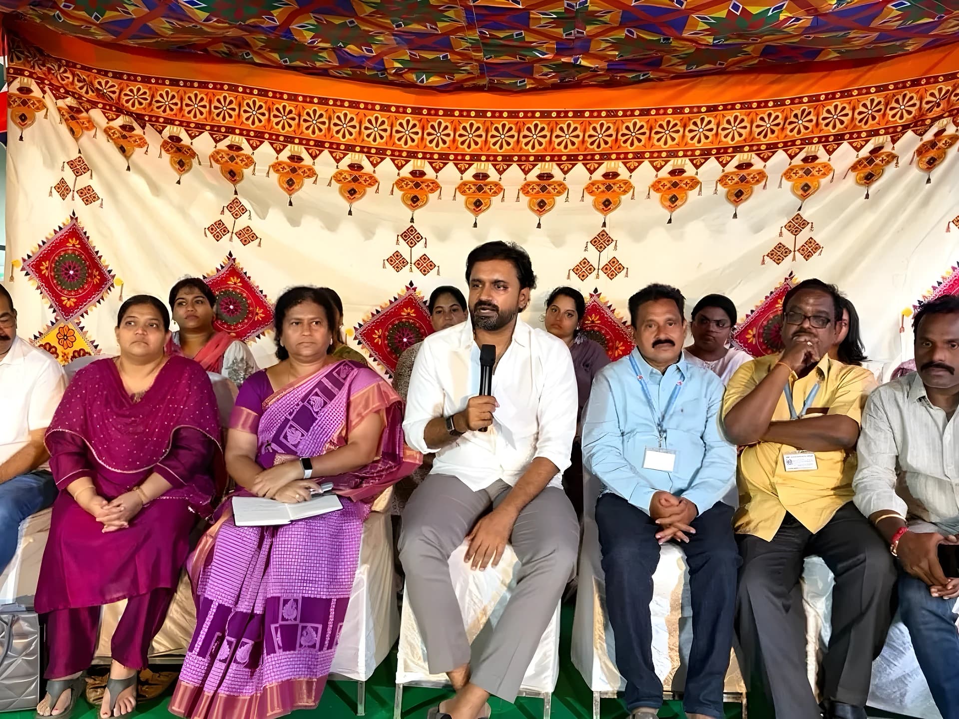 అర్బన్ హెల్త్ సెంటర్లపై ఎమ్మెల్యే సమీక్ష