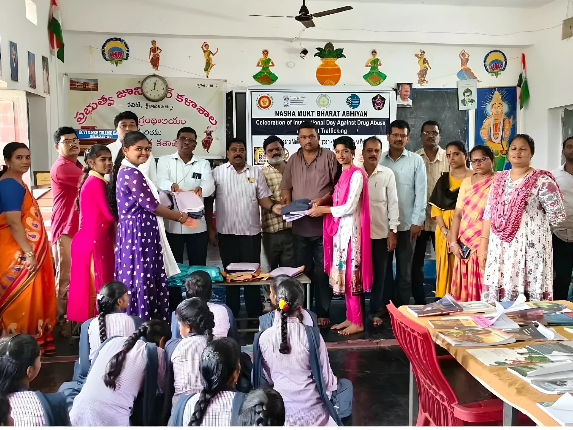 పేద విద్యార్థులకు ఉచిత యూనిఫాంలు