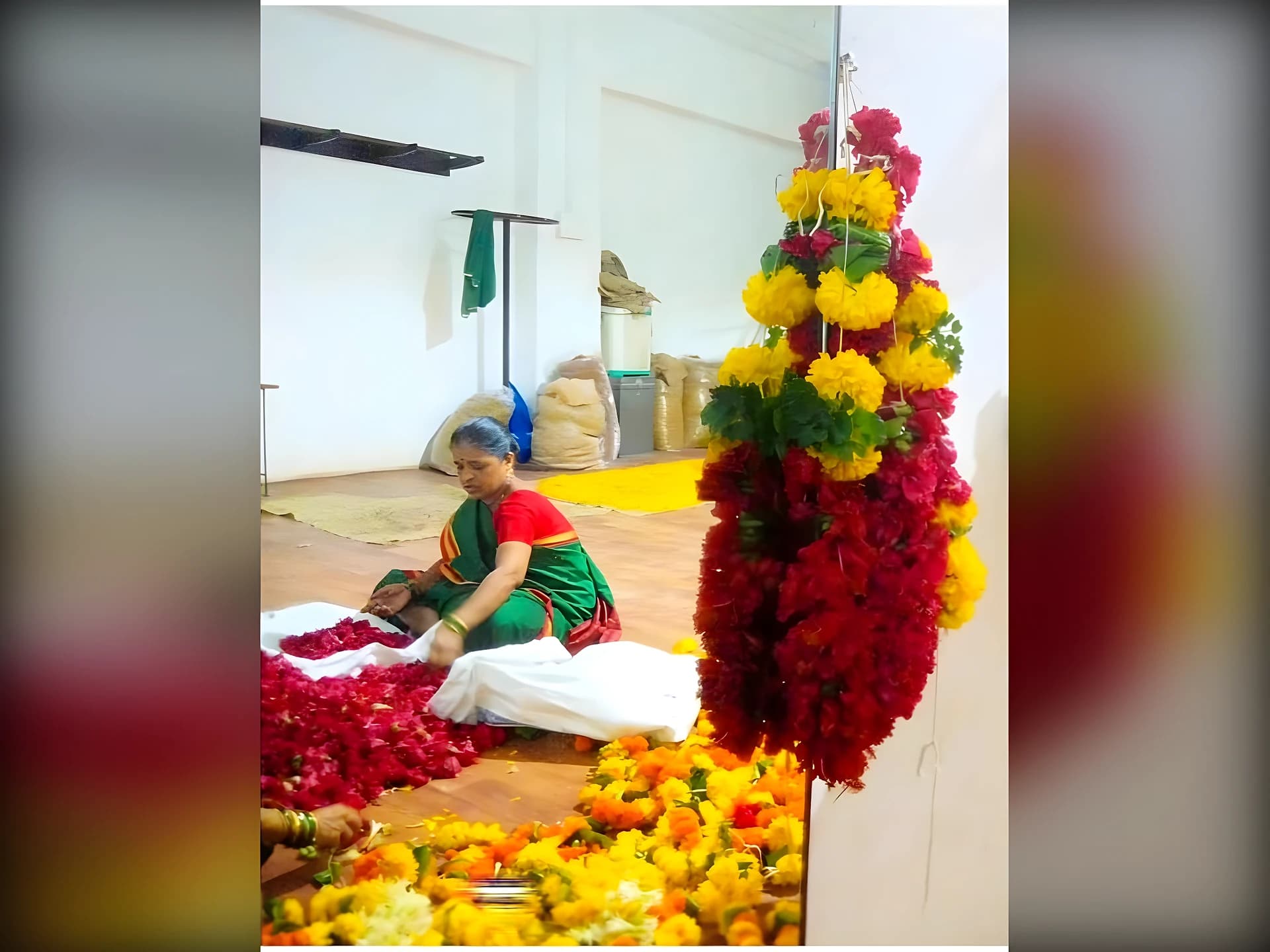 గుడి, దర్గాల వేస్ట్ పూలతో డిజైనర్ డ్రెస్లు!