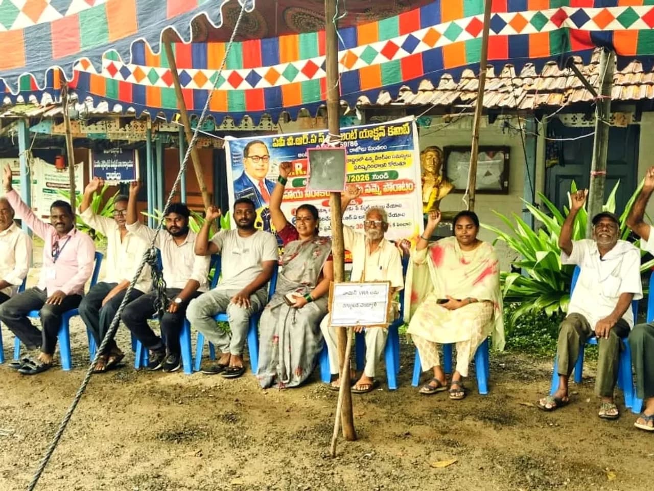 వర్షాన్ని లెక్కచేయకుండా వీఆర్ఏల నిరసన
