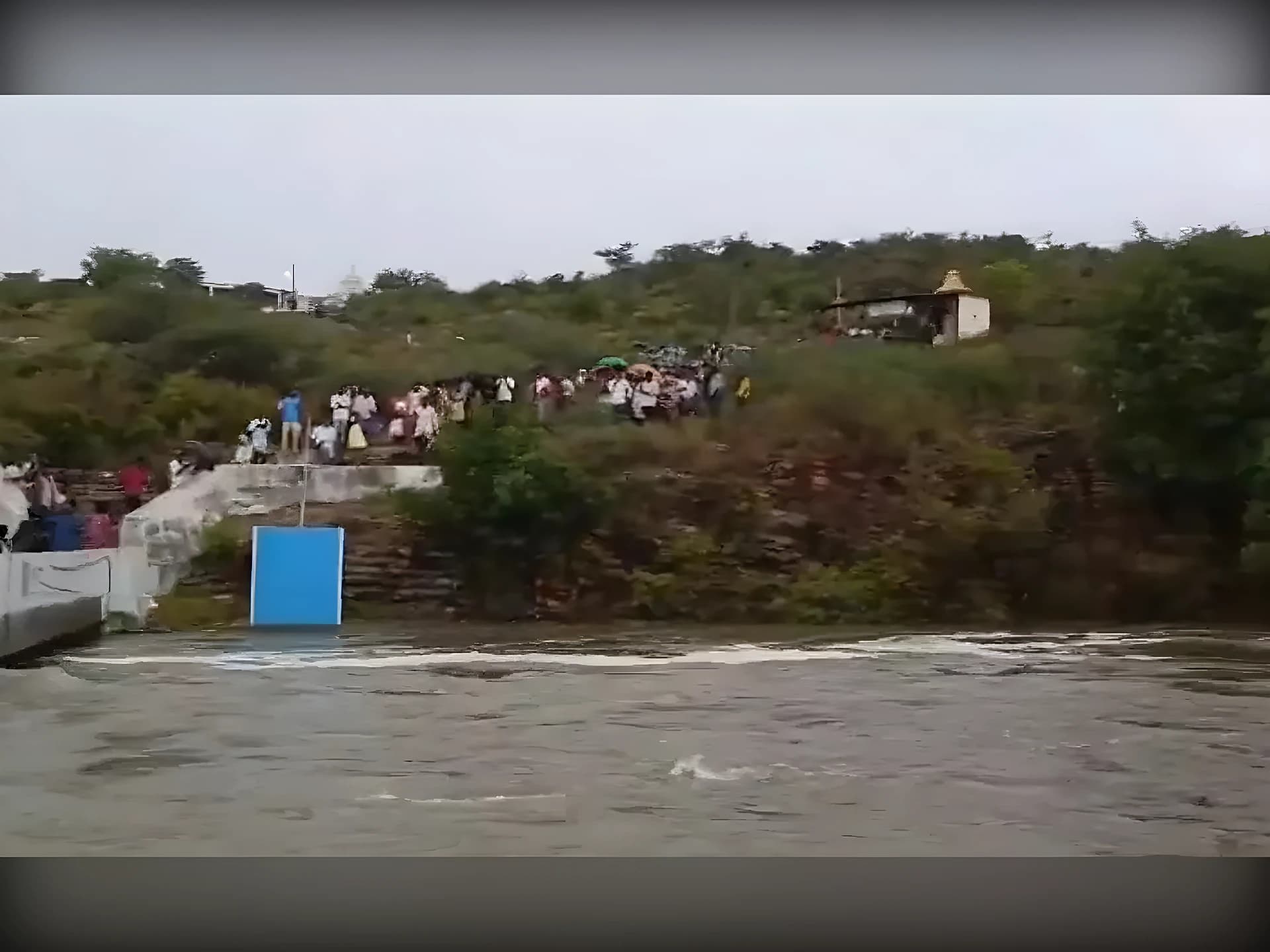 కొండపైకి పరిగెత్తిన జనాలు.. ఎందుకంటే ?