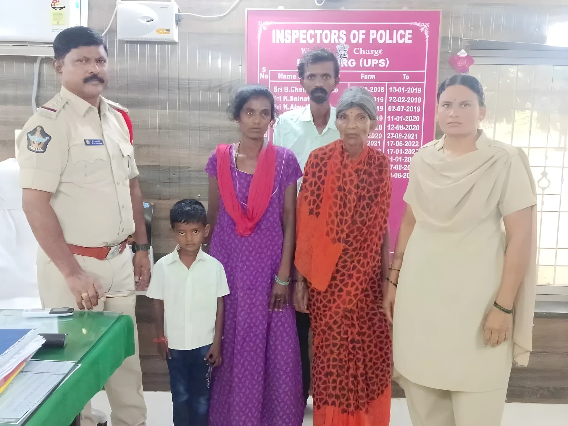 తప్పిపోయిన బాలుడిని అప్పగించిన పోలీసులు