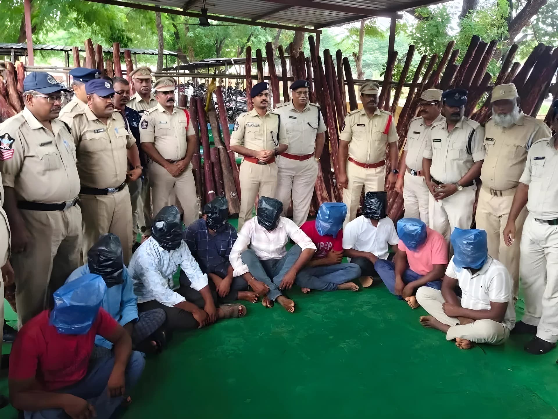 ఎర్రచందనం స్మగ్లర్లపై పోలీసుల బిగ్ ఆపరేషన్