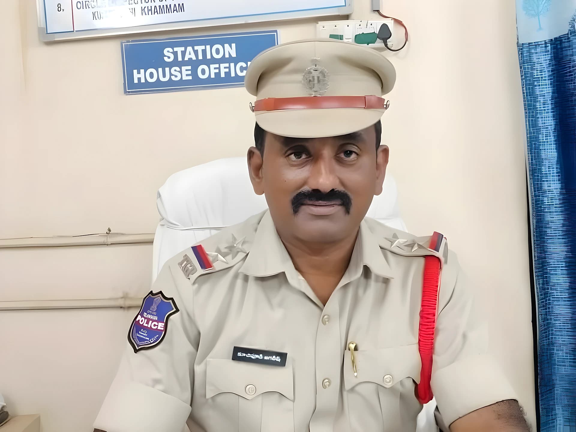 పోలీస్ వాహనాన్ని ఢీకొట్టిన లారీ.. ఎస్సైకి గాయాలు