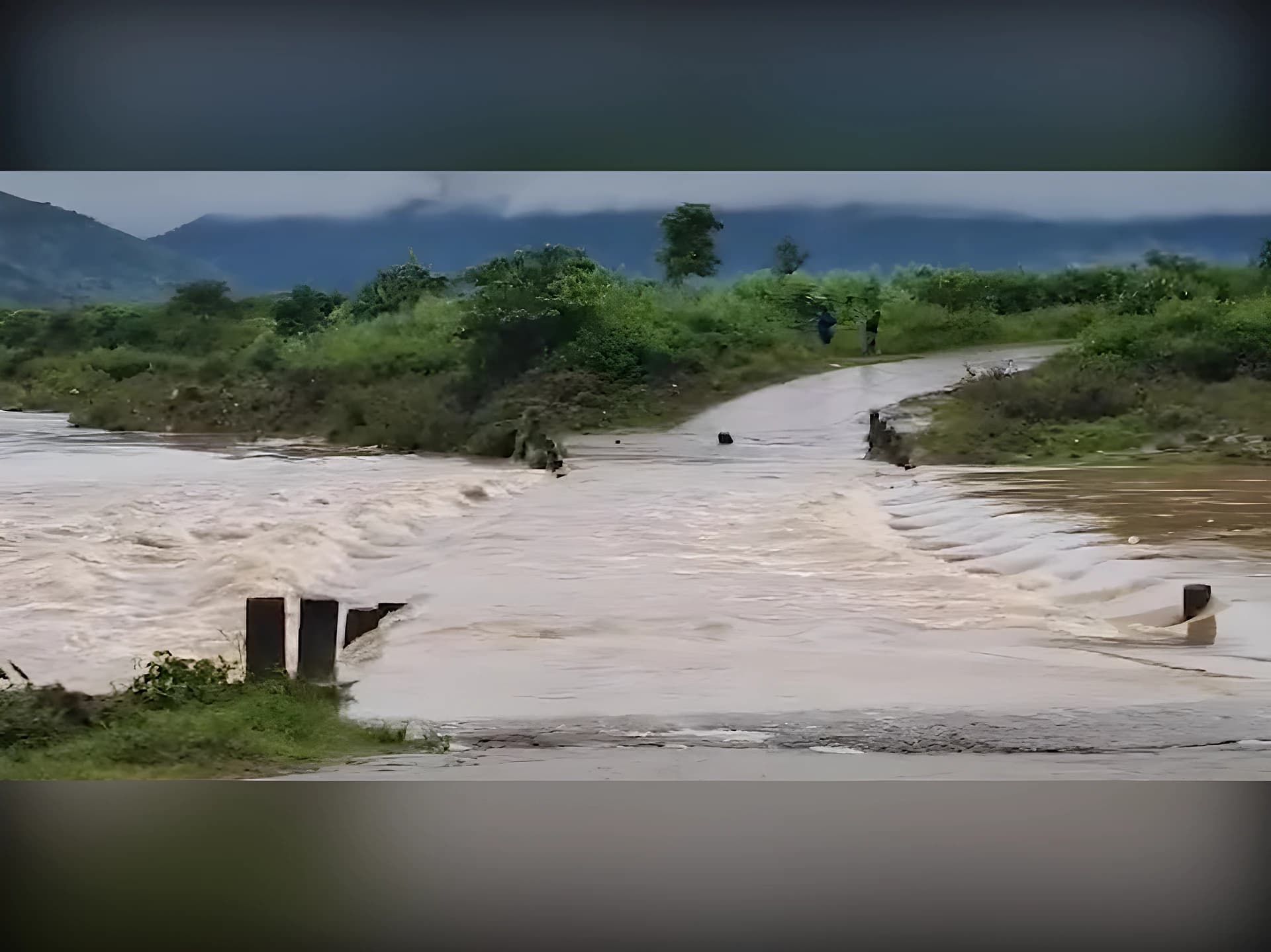 ఏలూరులో పొర్లుతున్న వాగులు..