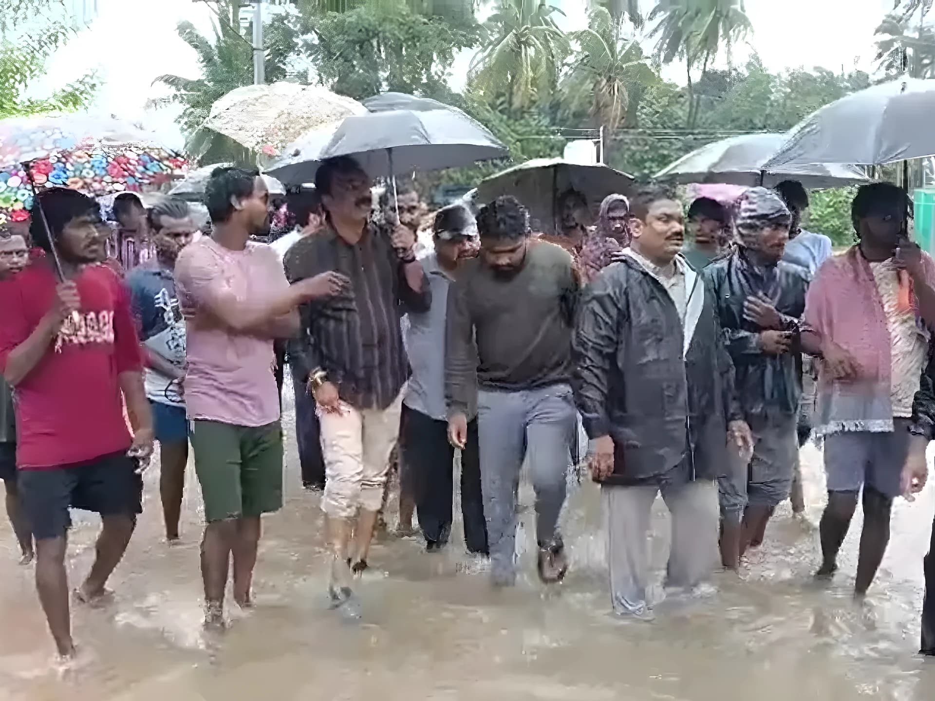 పులిమేరులో ముంపు ప్రాంతాల పరిశీలన