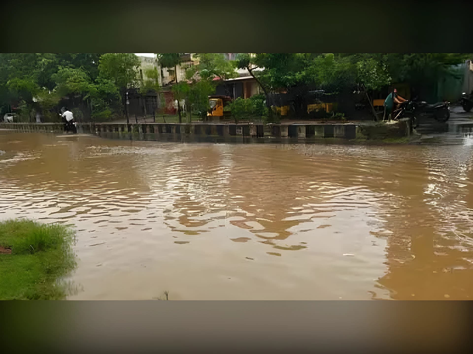 రోడ్లపై మోకాళ్ల లోతు నీళ్లు