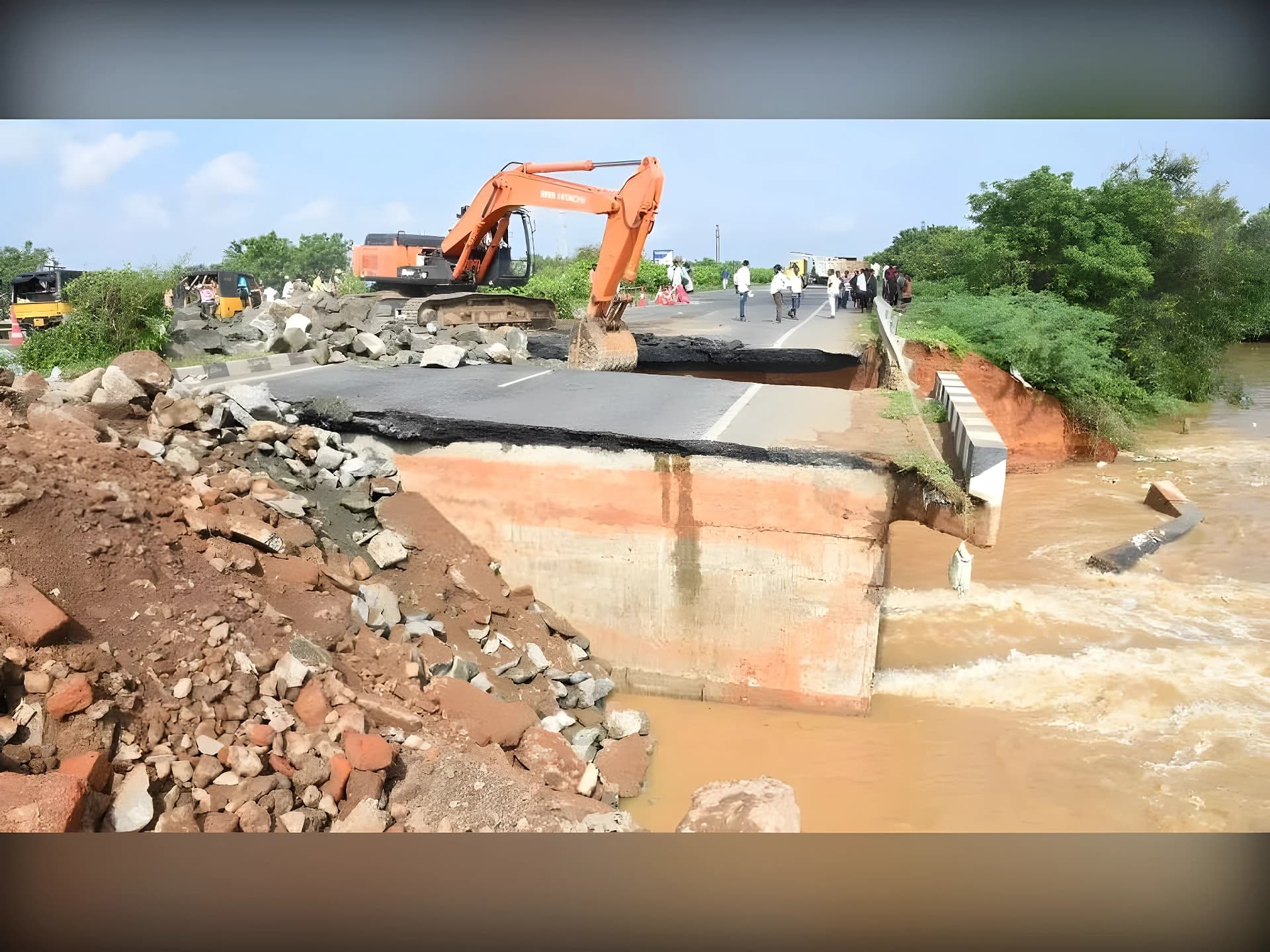 వర్షాల బీభత్సం.. 613 కి.మీ రోడ్లు డ్యామేజ్!