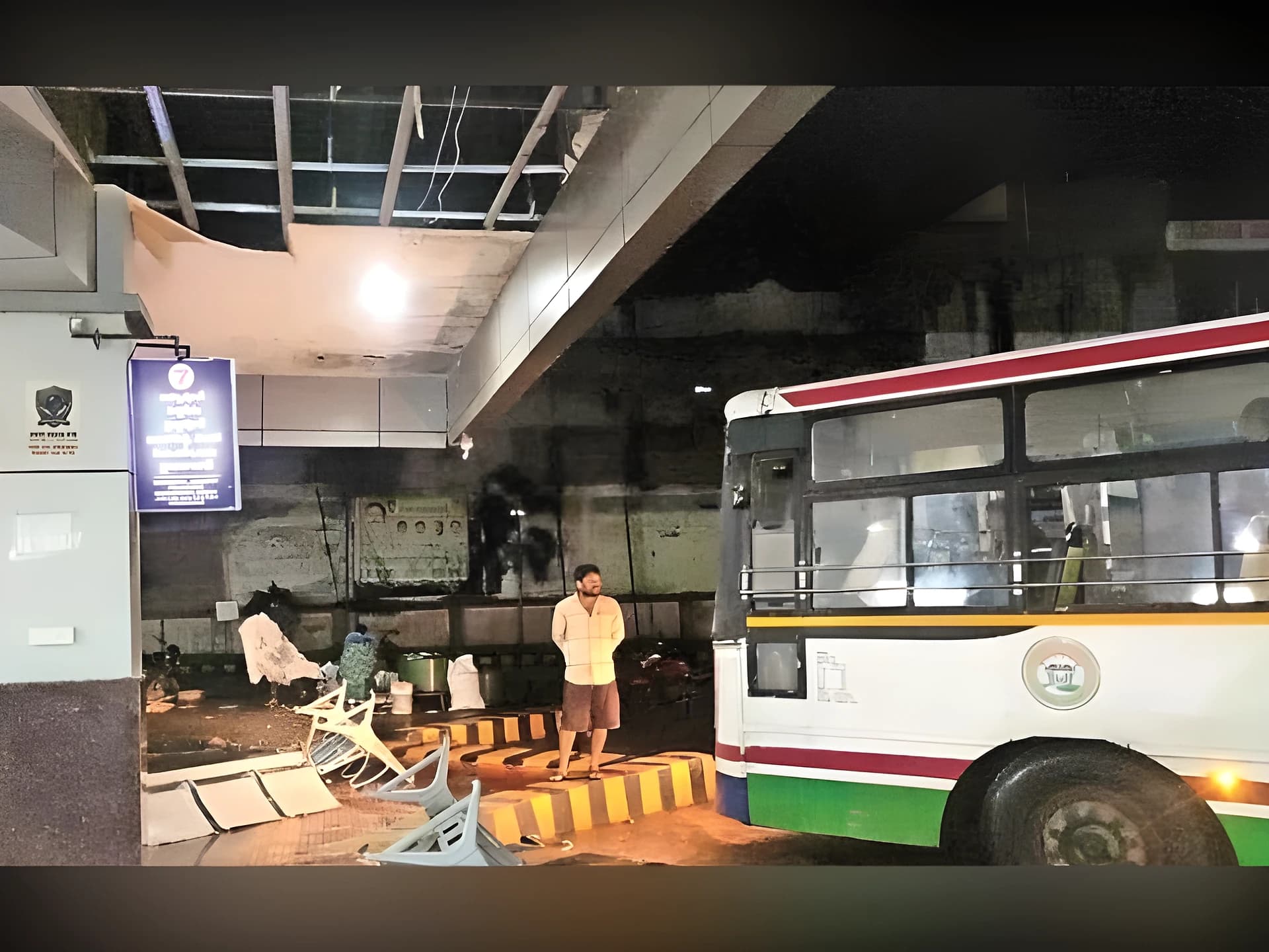 బస్స్టేషన్లో కూలిన ఫాల్స్ సీలింగ్ 🚍
