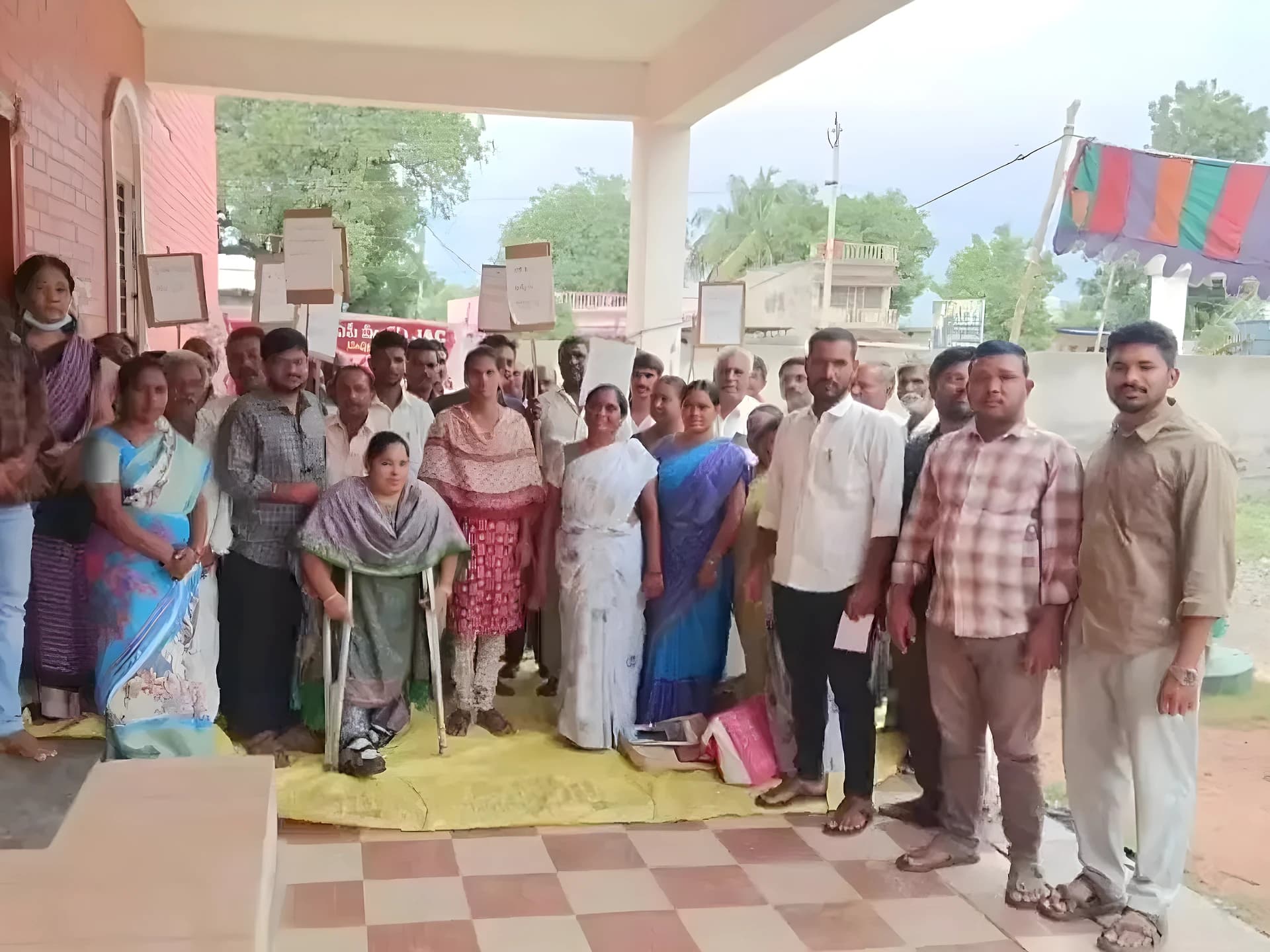 దువ్వూరులో కొనసాగుతున్న వీఆర్ఏల సమ్మె