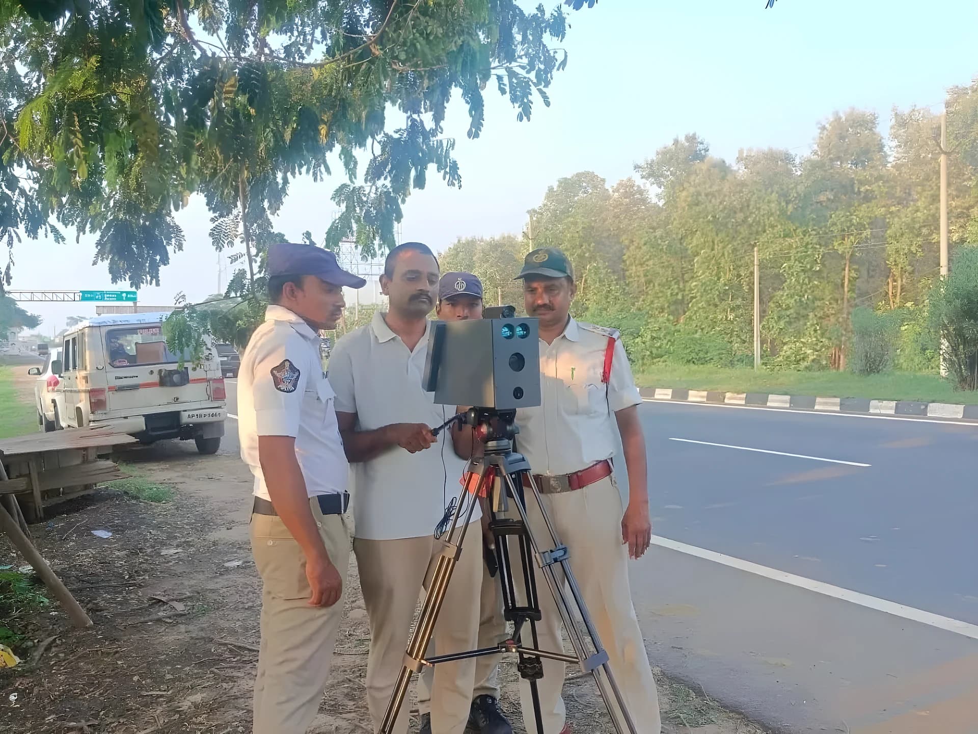 రోడ్డుపై ట్రాఫిక్ పోలీసుల స్పెషల్ డ్రైవ్