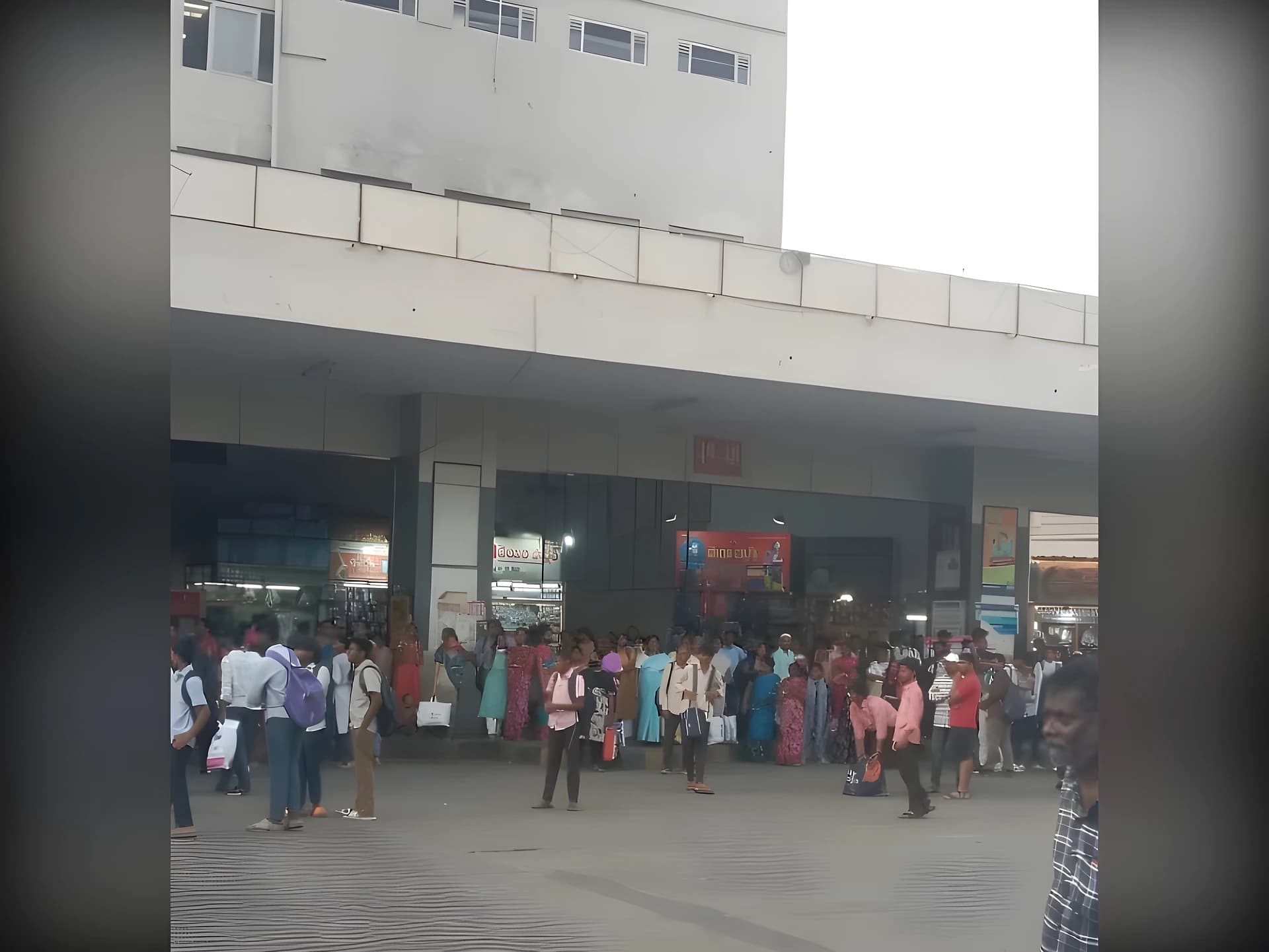 బస్సులు లేని విజయవాడ బస్టాండ్