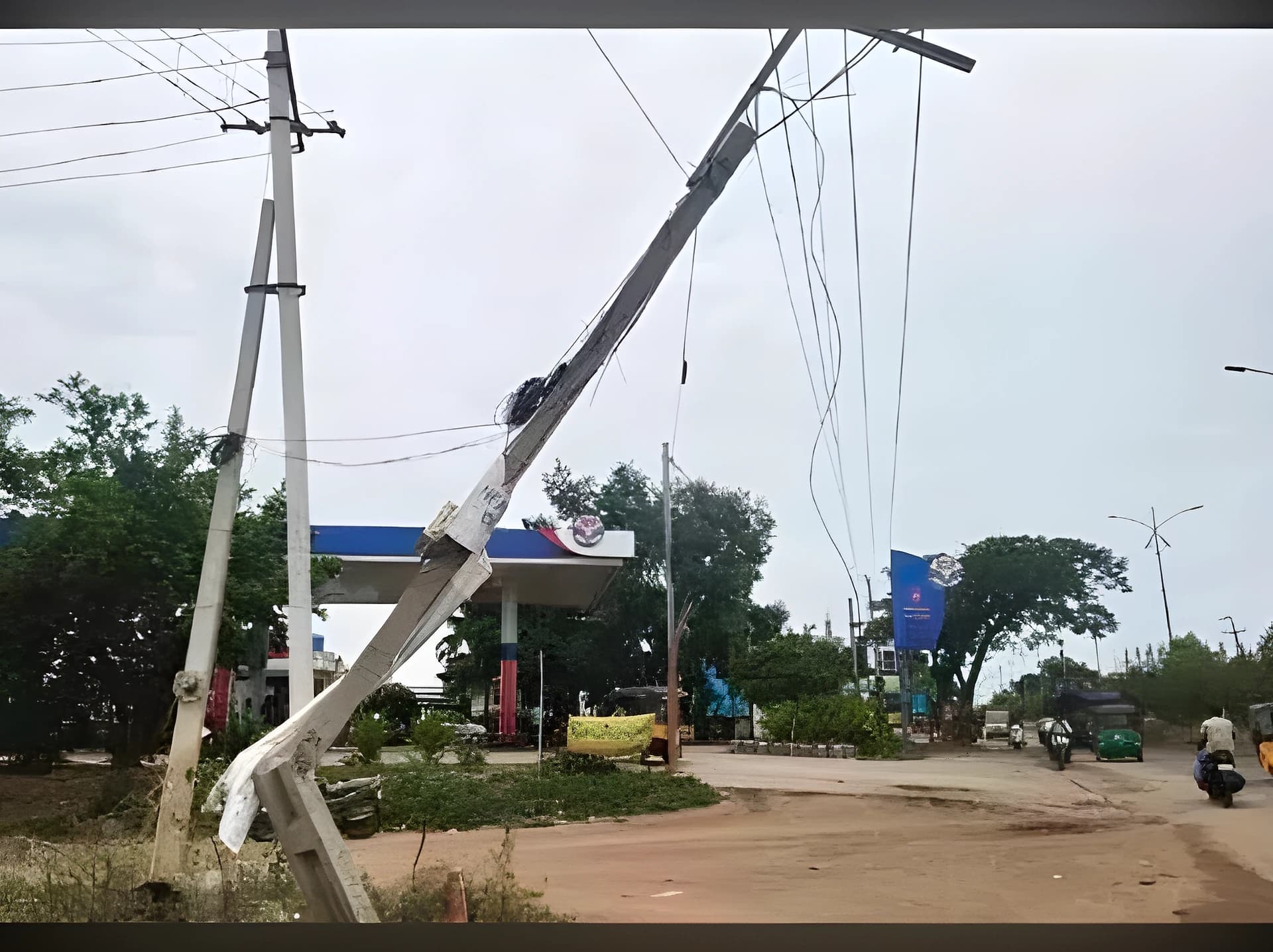 విరిగిన స్తంభంతో ముప్పు.. పట్టించుకోరా?