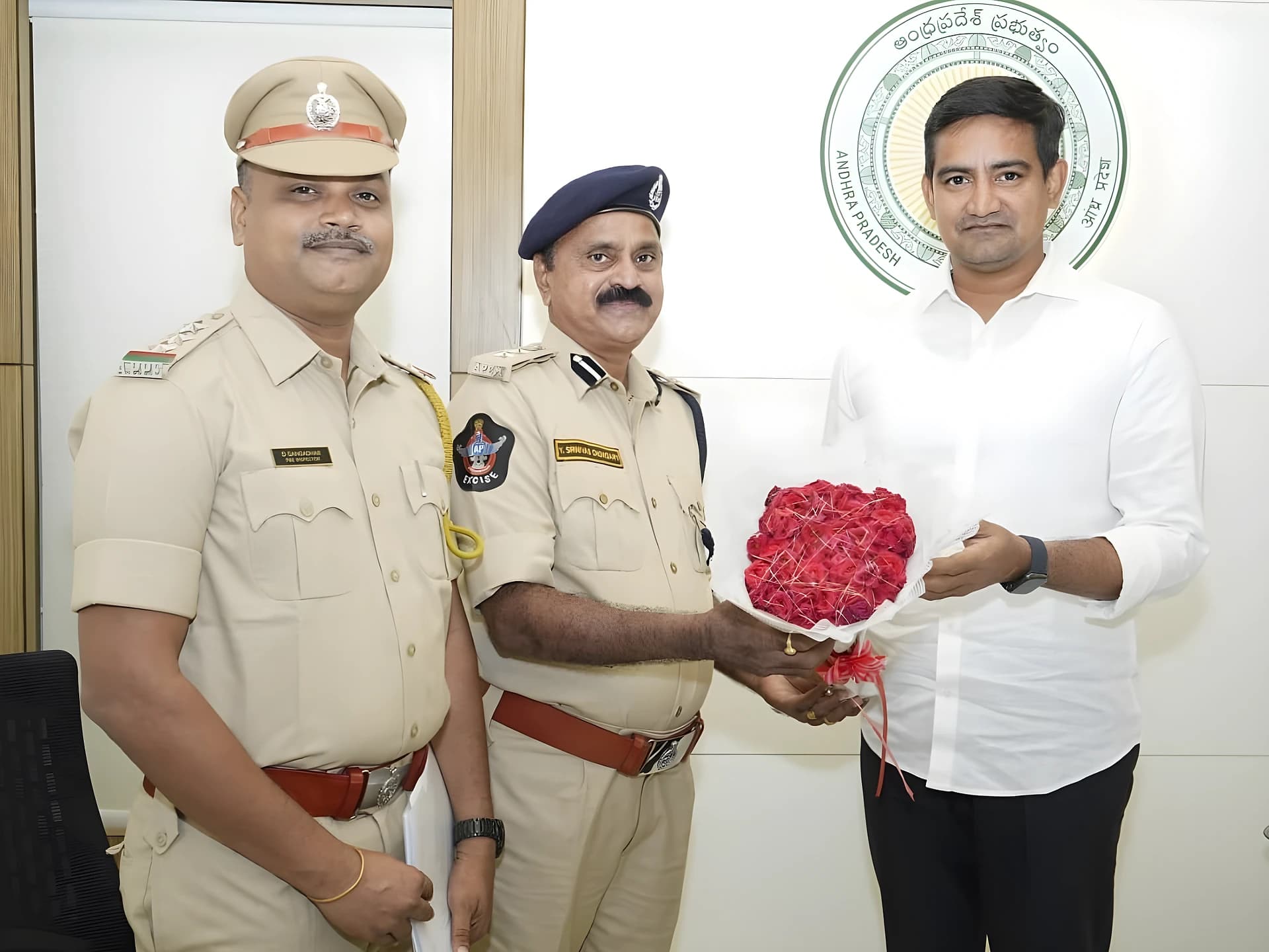 మంత్రిని కలిసిన ఎక్సైజ్ డిప్యూటీ కమిషనర్