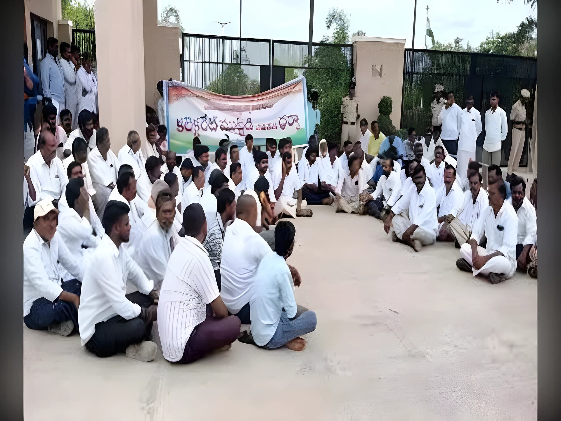 దాడులను అరికట్టాలని భారీ ధర్నా