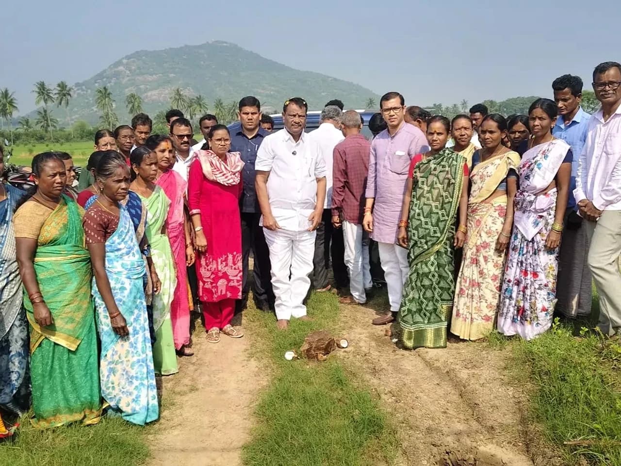 రోడ్డు నిర్మాణ పనులు ప్రారంభించిన MLA