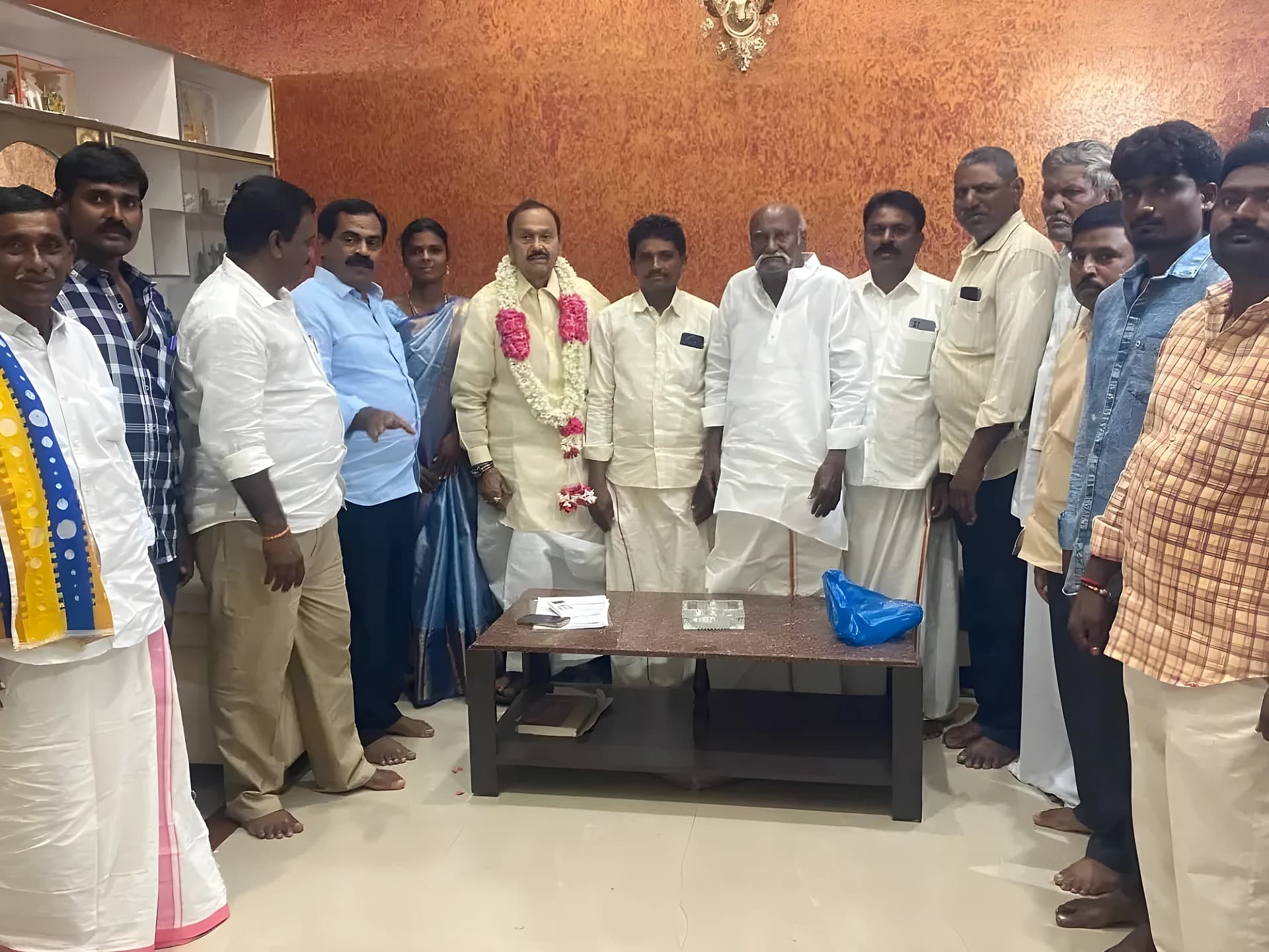 మాజీ MLAని కలిసిన విద్యా కమిటీ ప్రతినిధులు