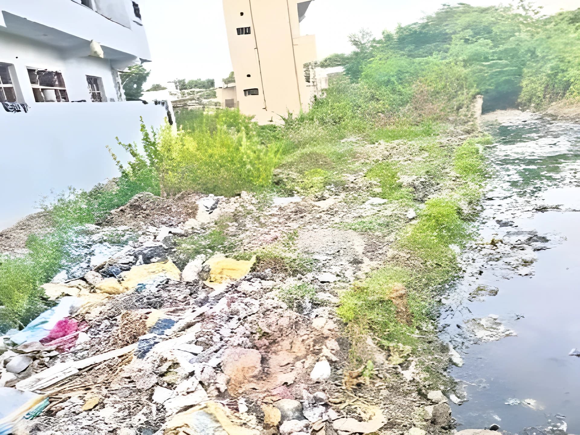 ఖాళీ స్థలాల్లో చెత్త.. ప్రజలకు ఇబ్బందులు