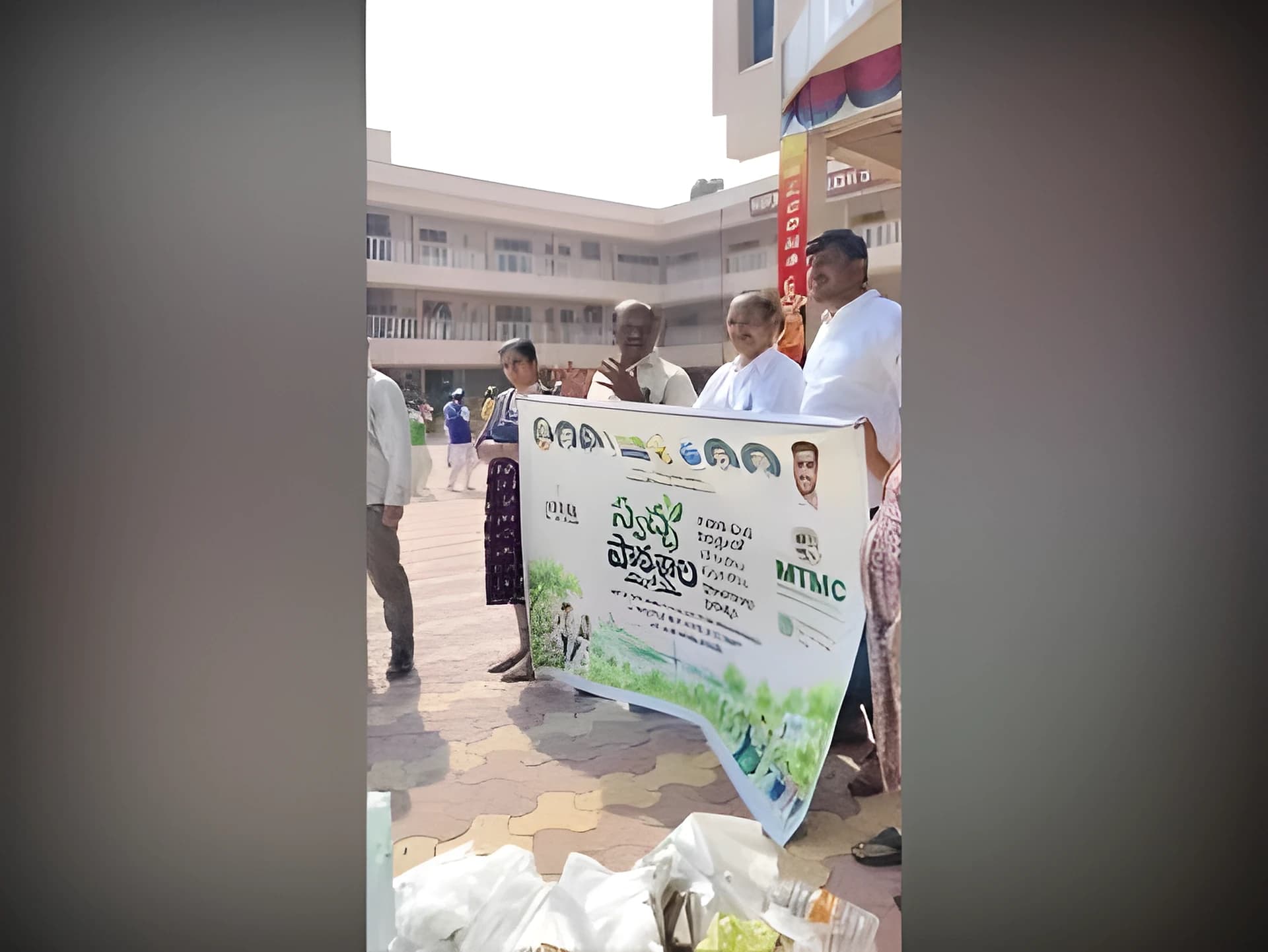 చెత్త సేకరణతో స్టూడెంట్స్ వరల్డ్ రికార్డు