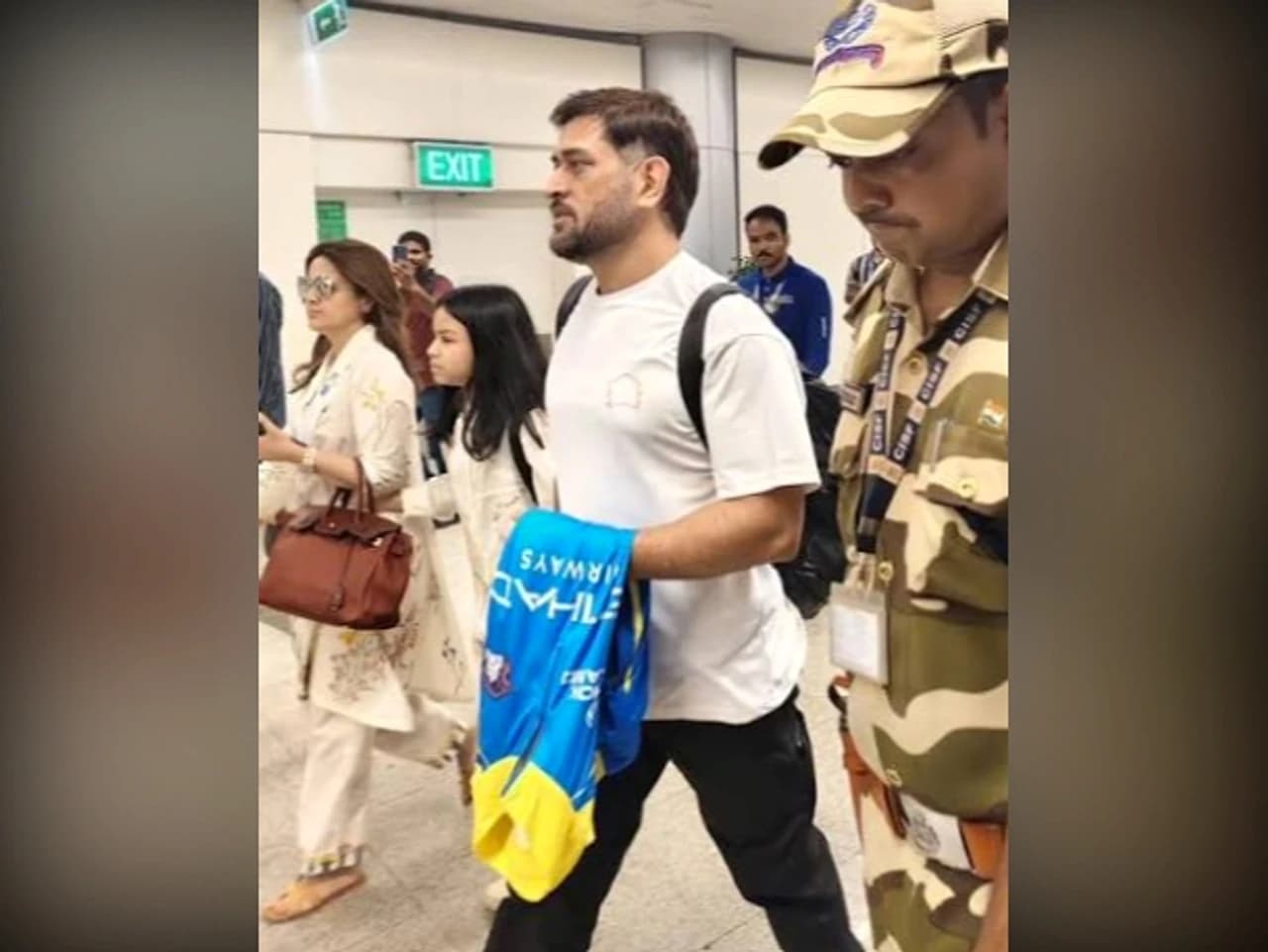 హైదరాబాద్లో MS ధోనీ దంపతులు