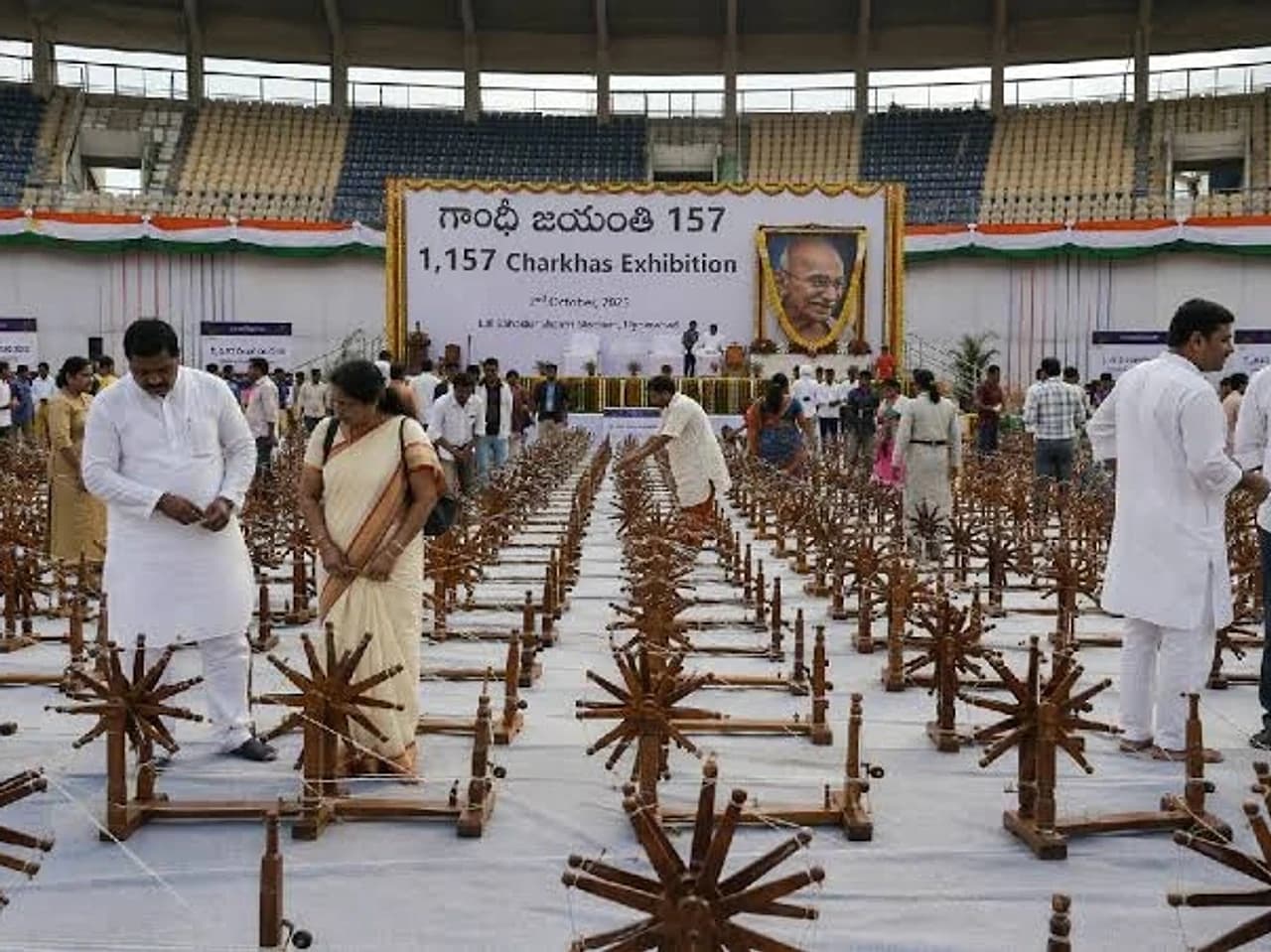 LB Stadiumలో 1,157 చరకాలు.. ప్రత్యేక ప్రదర్శన