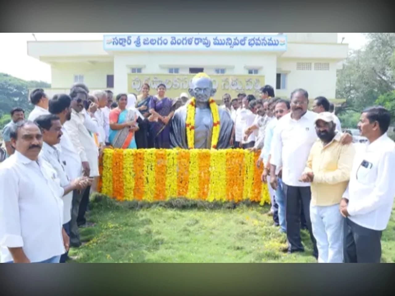 గాంధీజీ బాటలోనే మన పయనం: MLA
