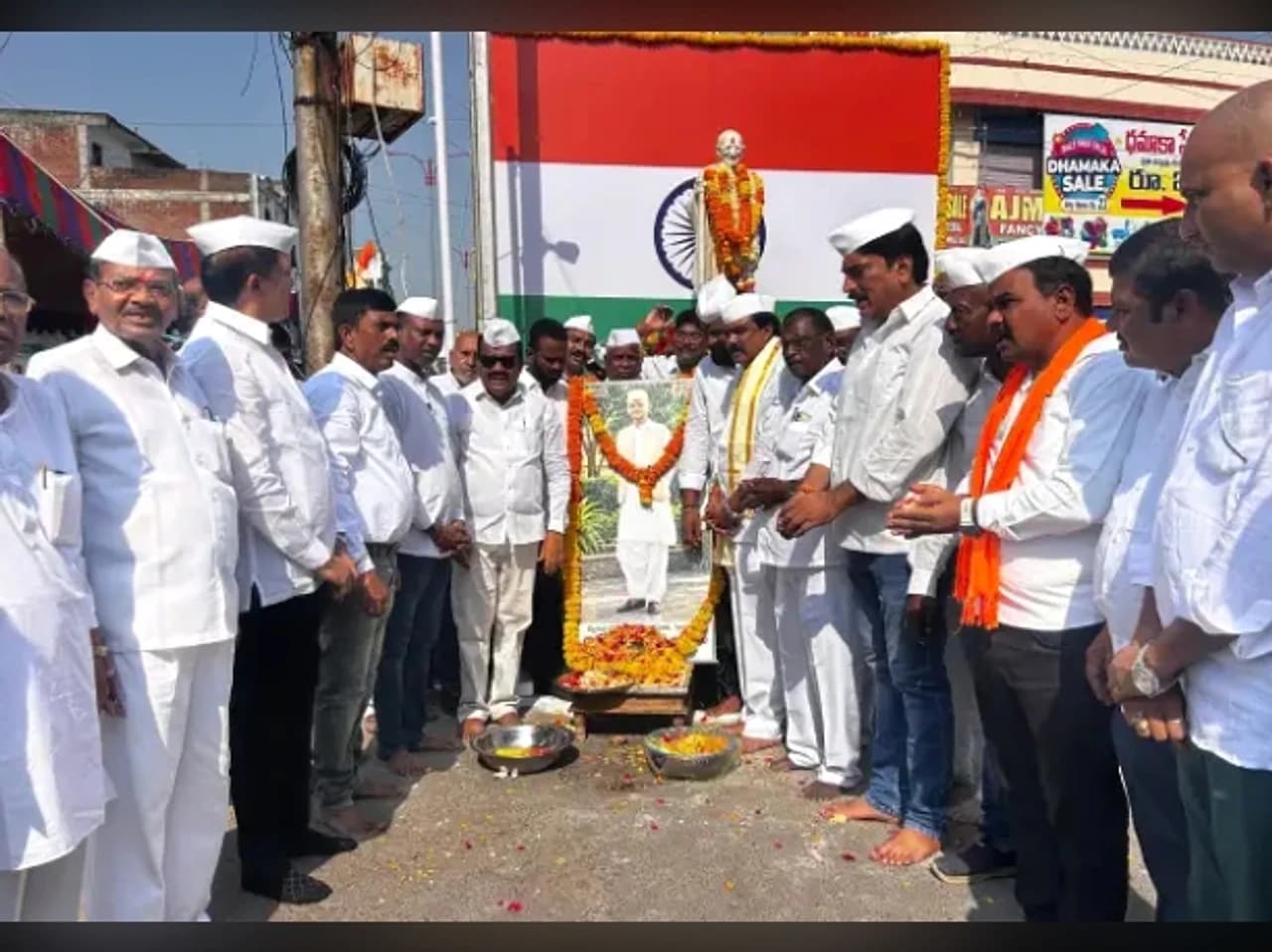 గాంధీ, శాస్త్రిల సేవలు మరవలేనివి