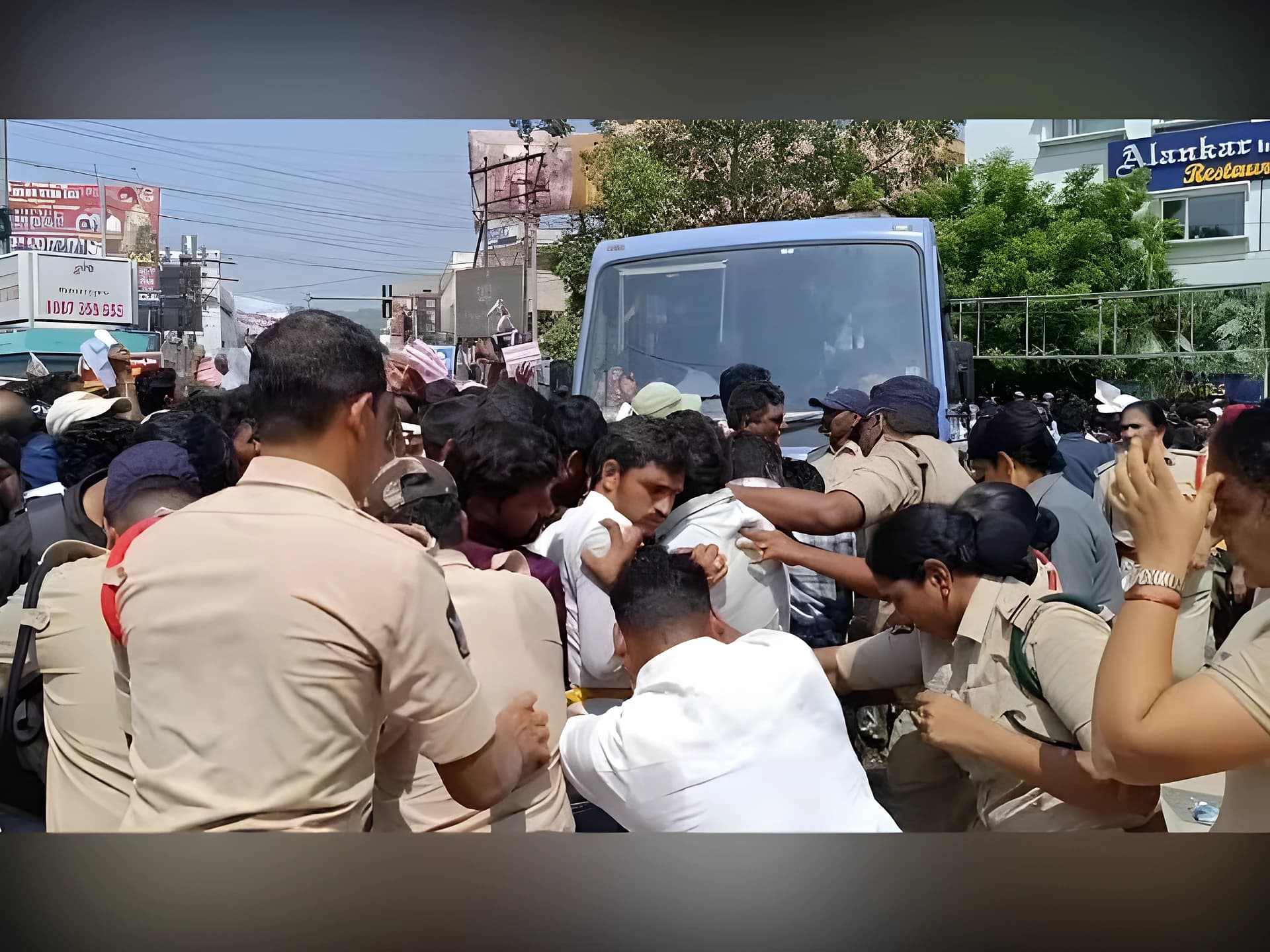 ధర్నాలో పాల్గొన్న ఉద్యోగులకు షోకాజ్ నోటీసులు