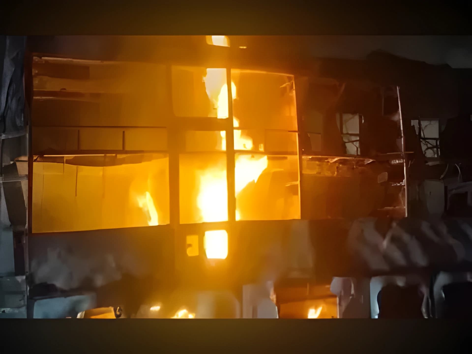 మంటల్లో పూర్తిగా కాలిపోయిన ఎలక్ట్రిక్ బస్సు