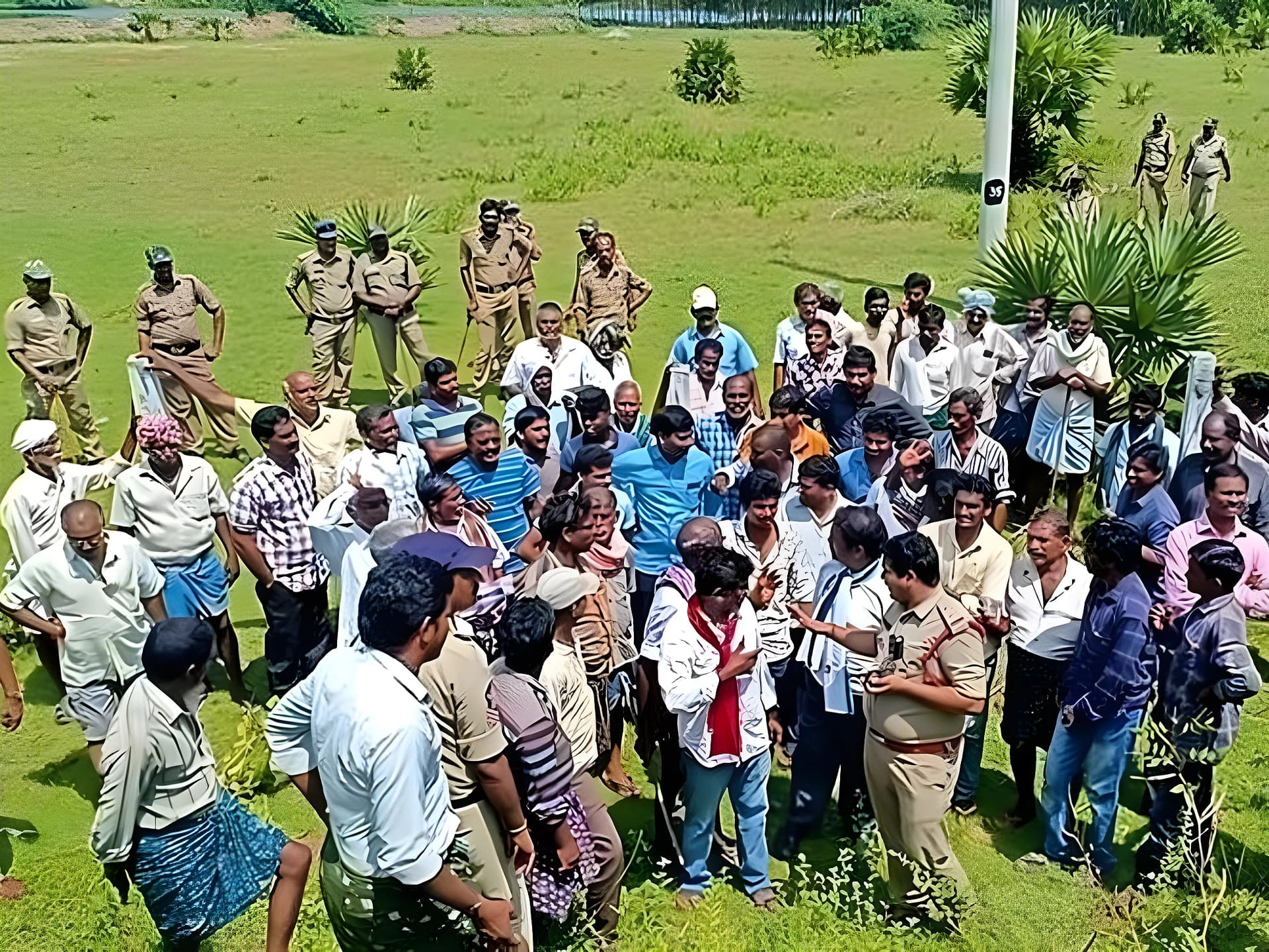 తమ భూముల కోసం రైతుల నిరసన