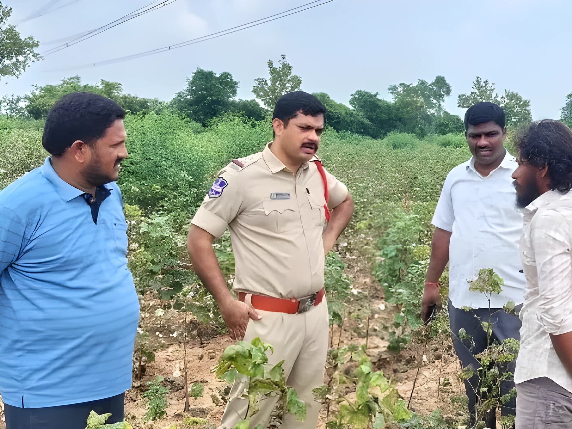 భార్య కాపురానికి రాలేదని టవర్ ఎక్కిన భర్త!