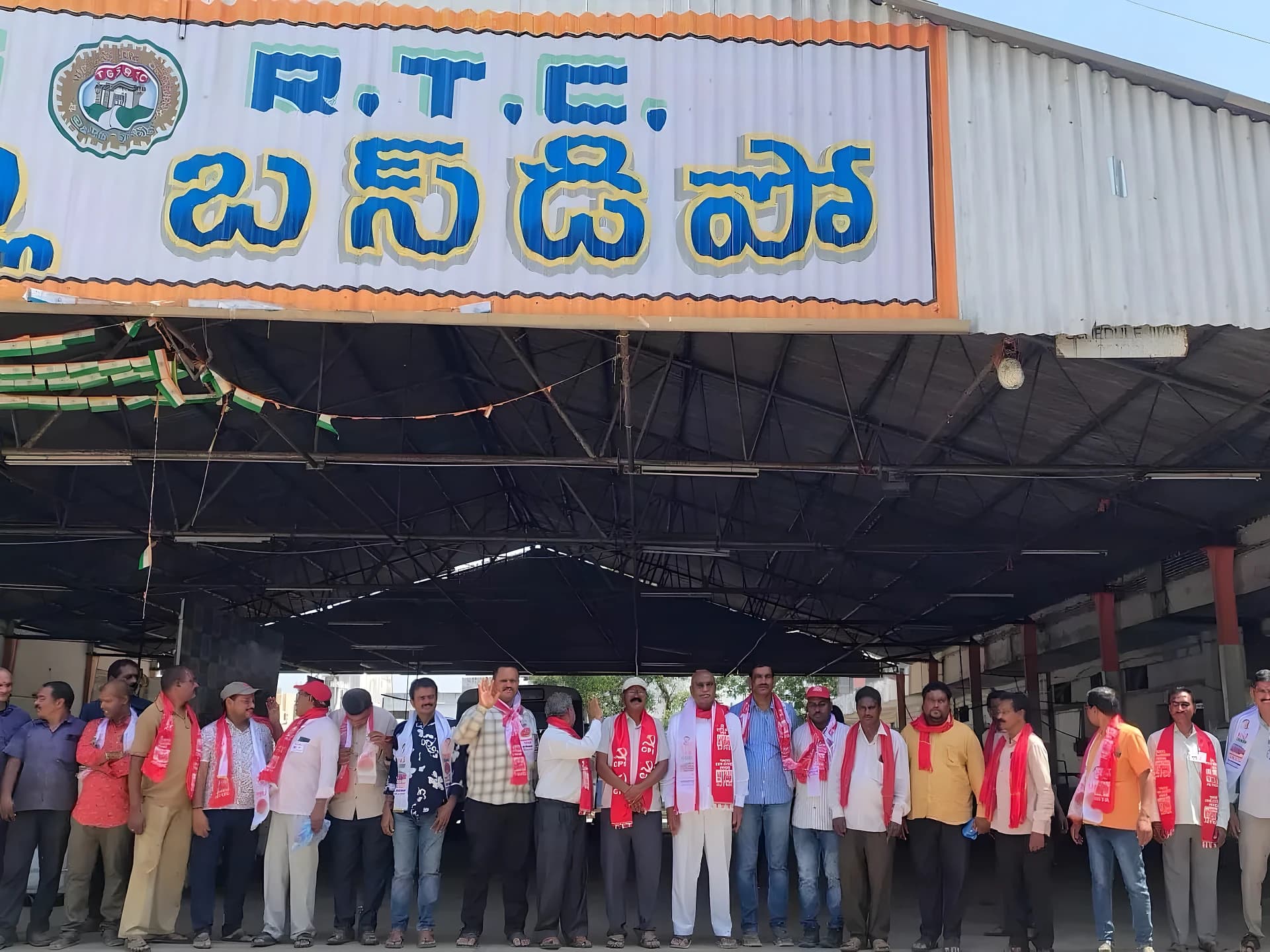 సిరిసిల్ల ఆర్టీసీ డిపోలో ఐక్య కూటమి ప్రచారం