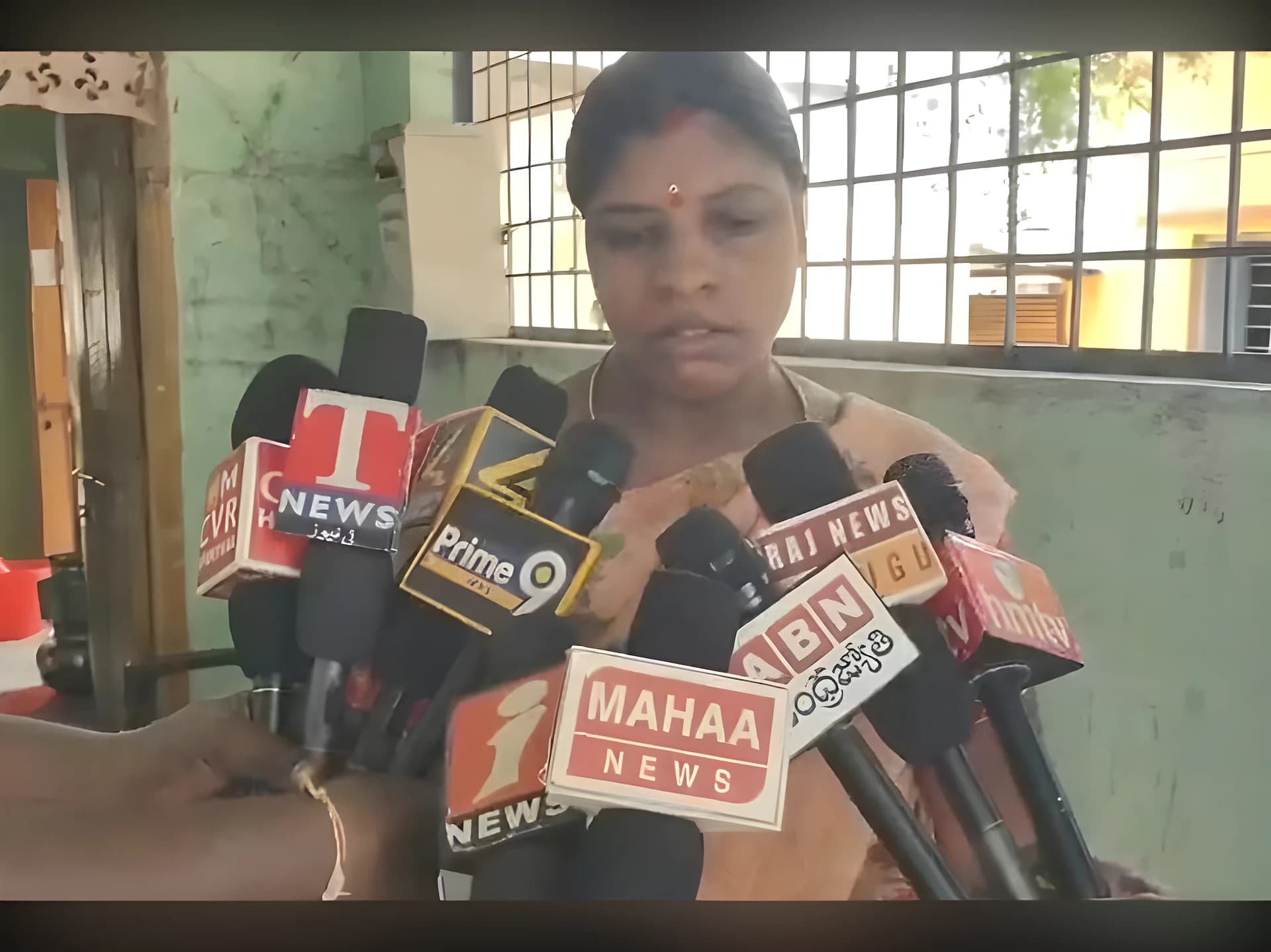 మహిళా అటెండర్ పై వేధింపులు