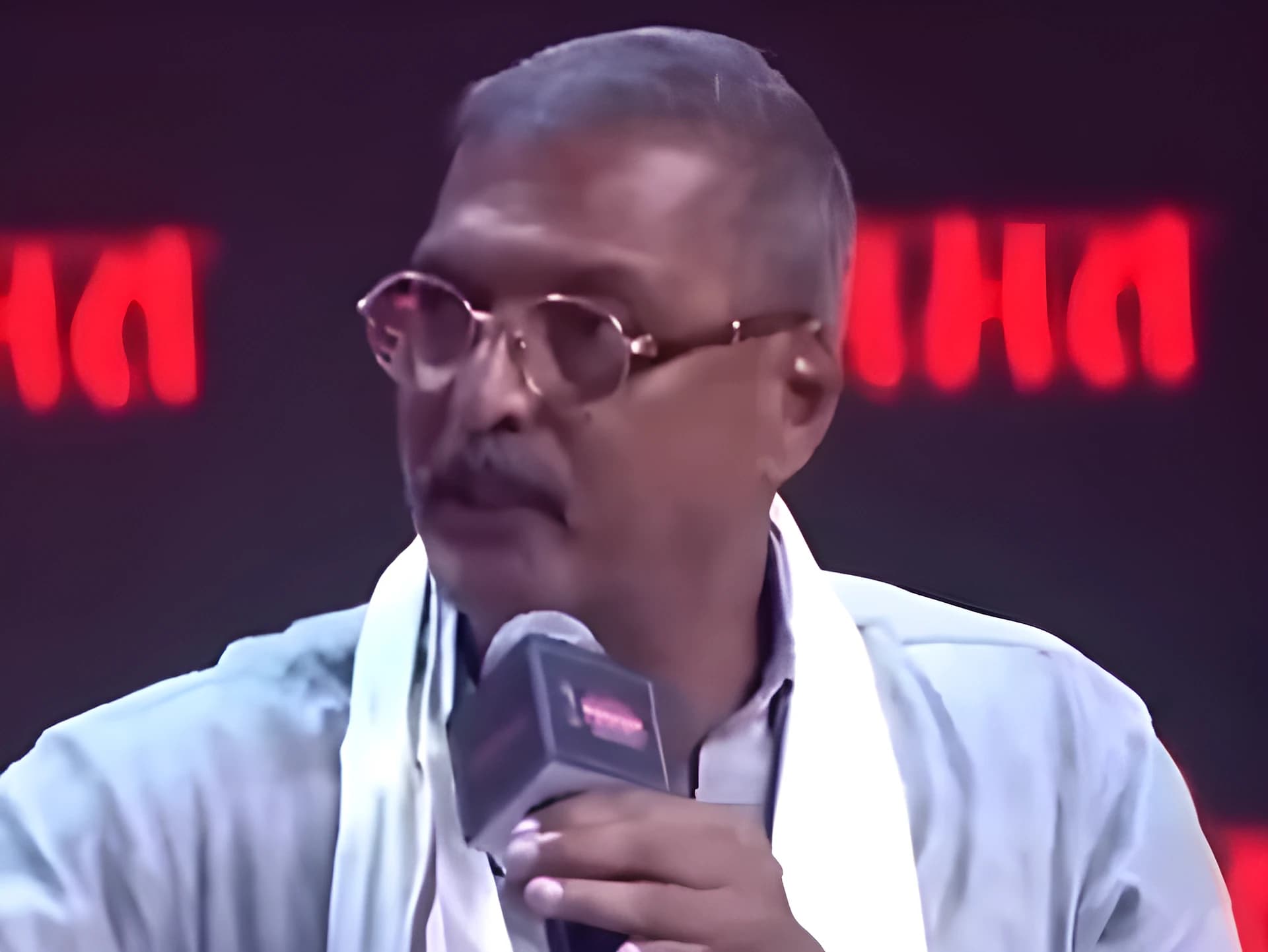 నానా పటేకర్ పాత వీడియో వైరల్.. రాజకీయ నేతలకు ప్రశ్నలు!