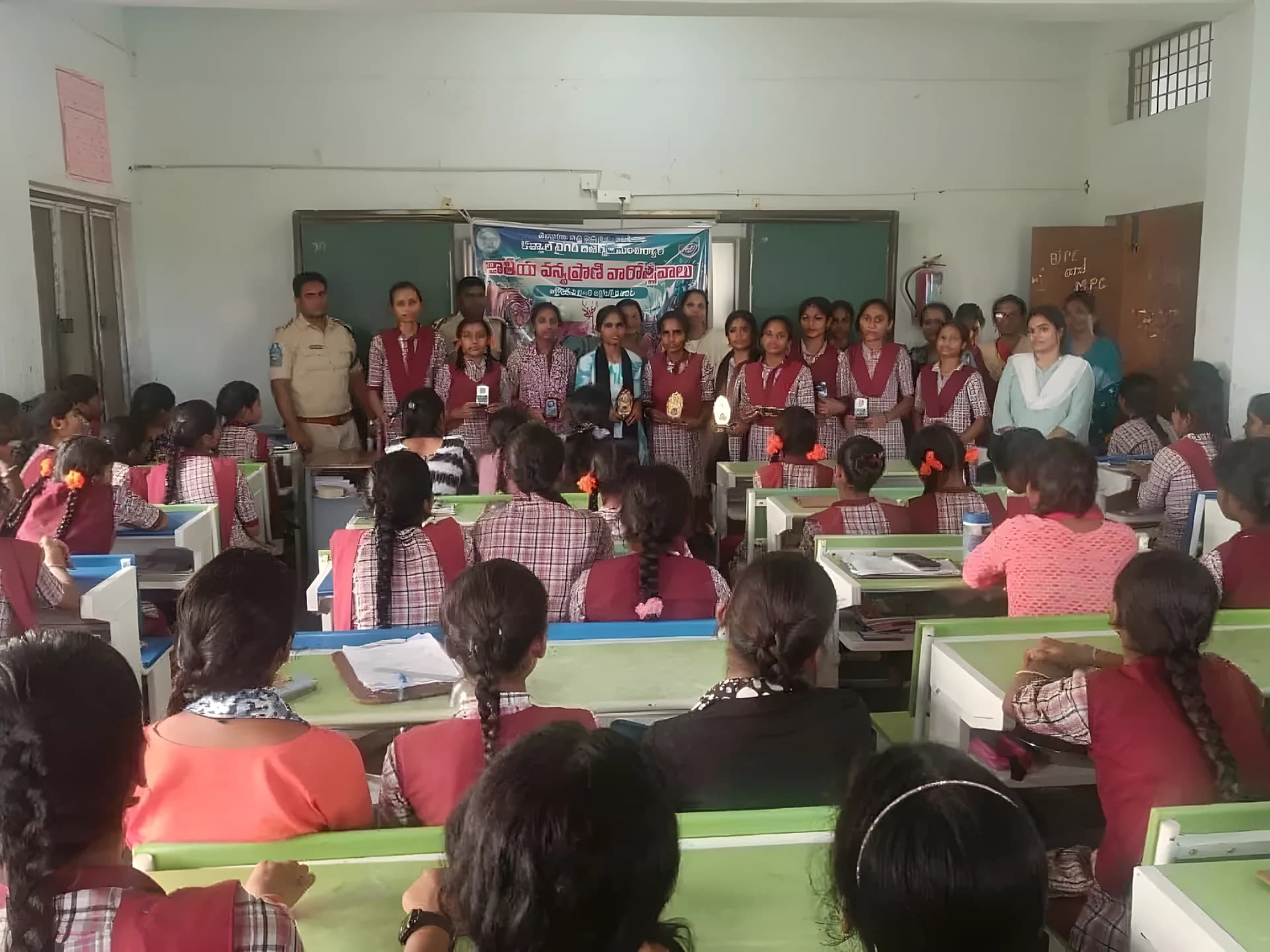 వన్యప్రాణుల రక్షణపై స్టూడెంట్స్కు అవగాహన