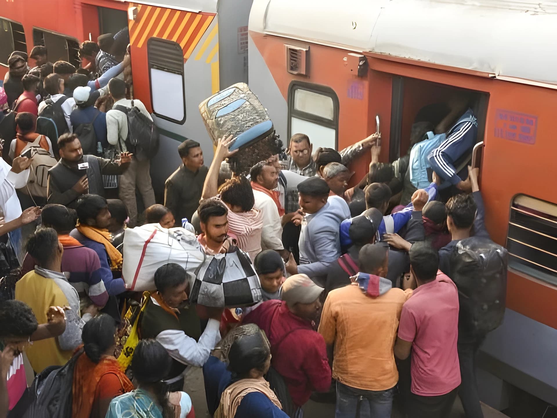 దసరా సందడి.. రైళ్లలో ఫుల్ రష్!
