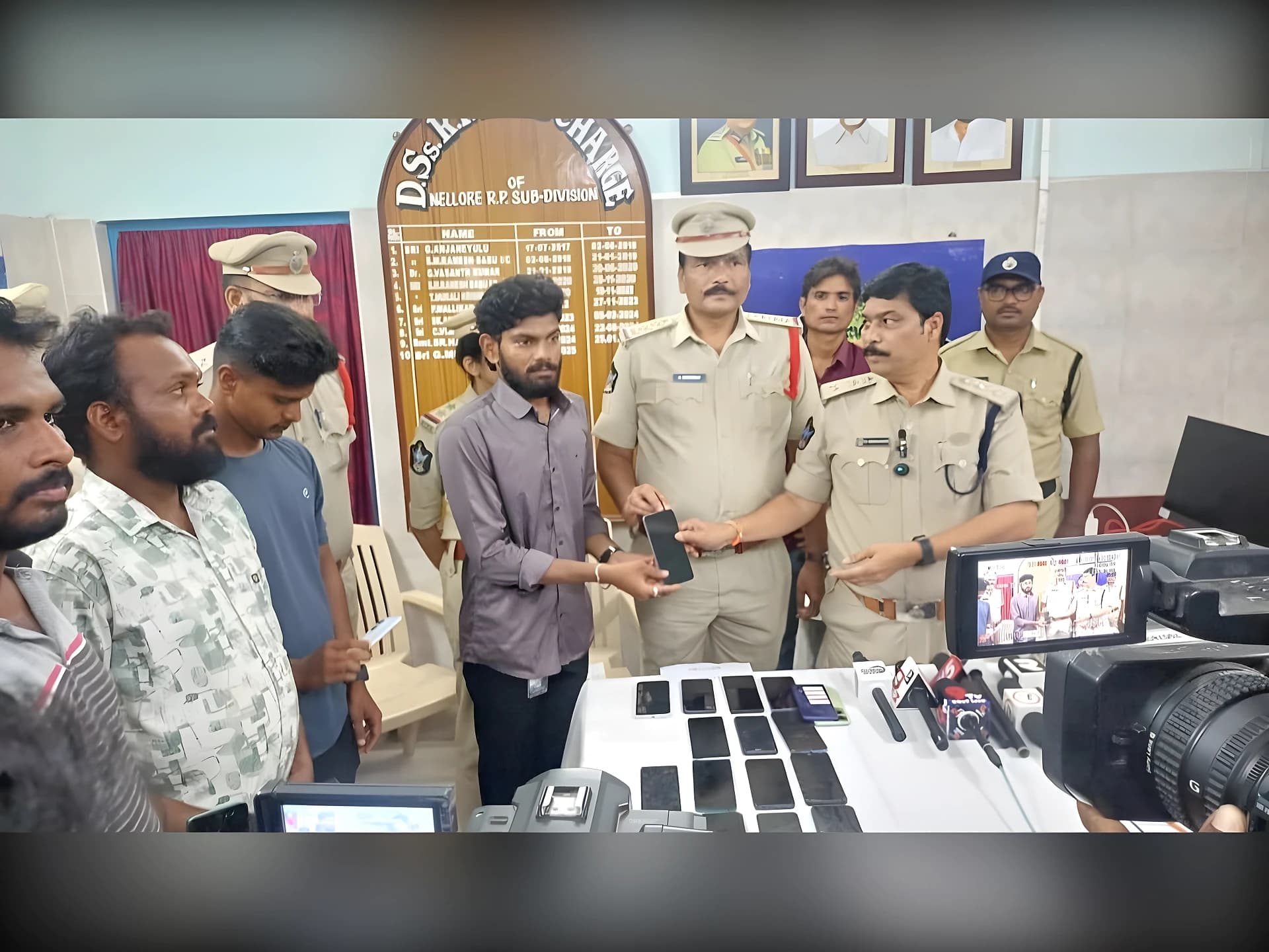 50 ఫోన్లు రికవరీ.. షాక్లో దొంగలు!