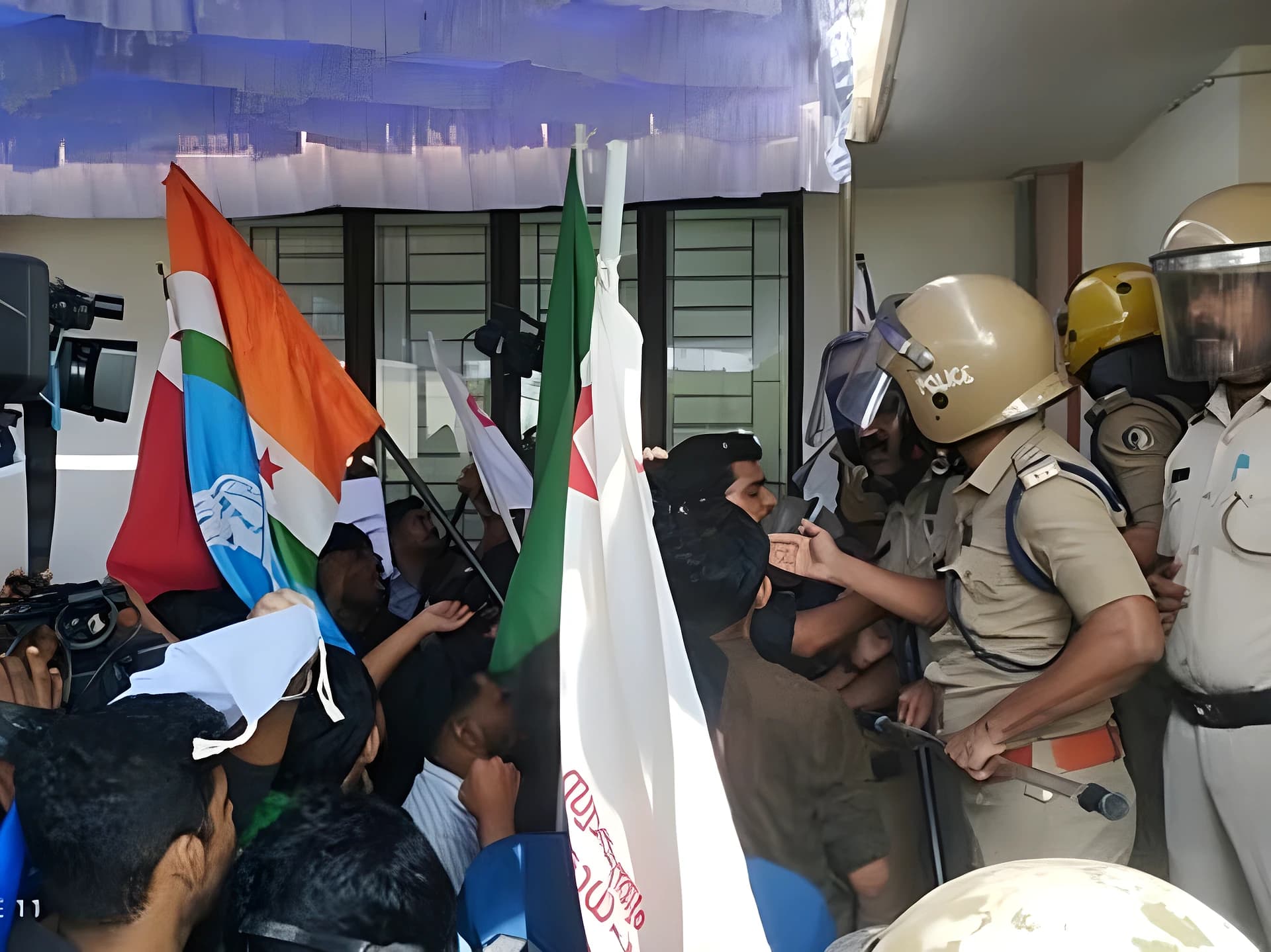 RSS సెమినార్పై నిరసన.. ఐదుగురు స్టూడెంట్స్ సస్పెండ్!