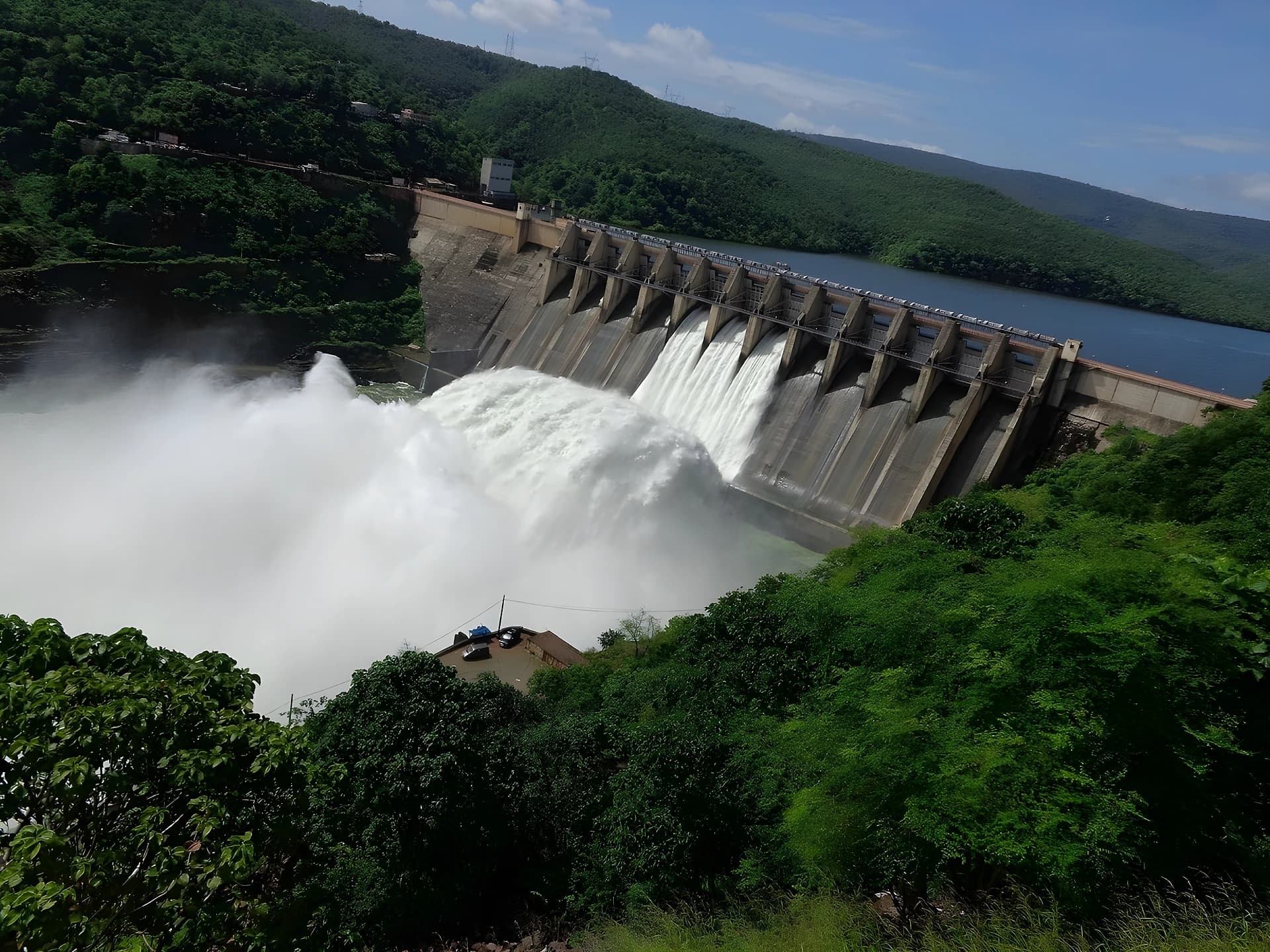 రికార్డుల్లోకి శ్రీశైలం డ్యామ్