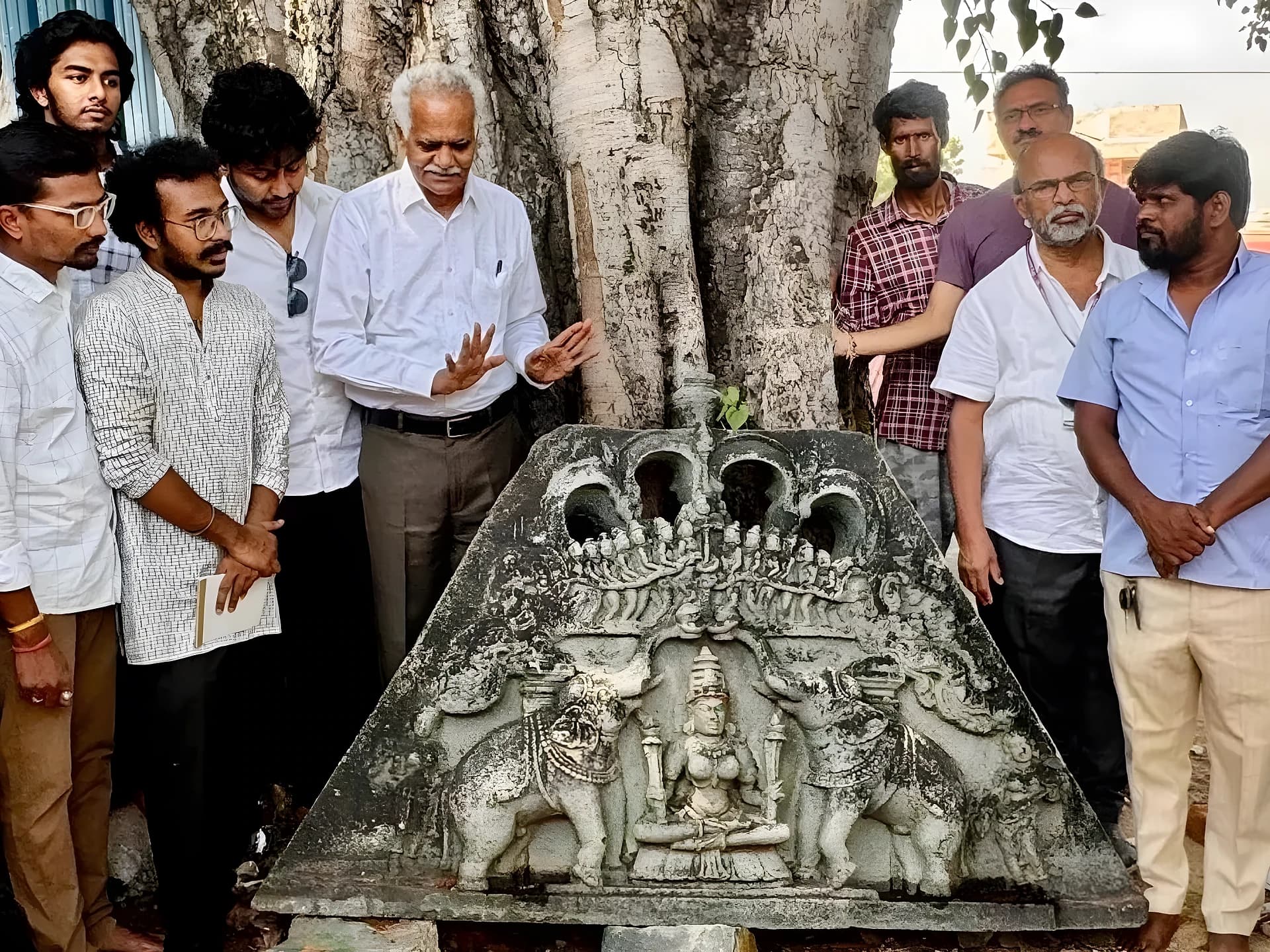 మెదక్లో బయటపడ్డ అరుదైన పురాతన శిల్పం!